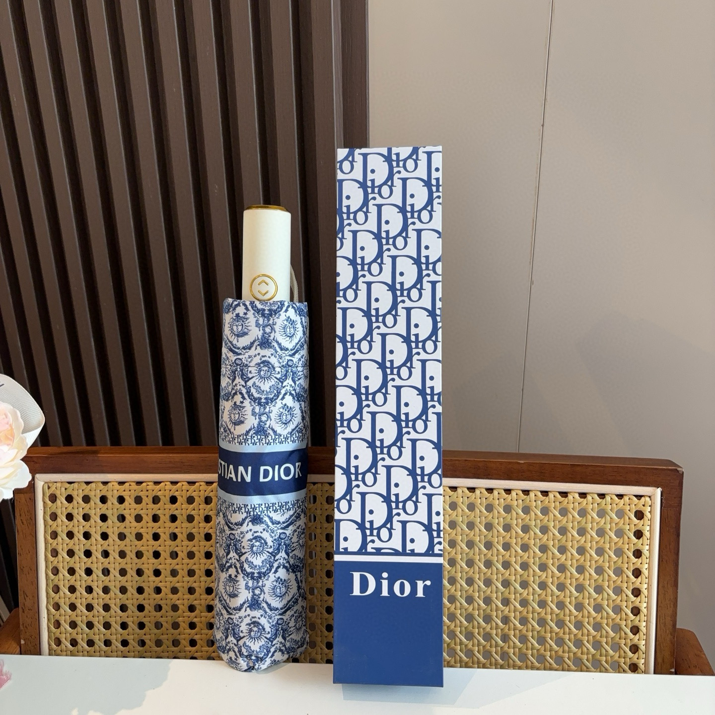  DIOR（迪奥） 三折自动折叠晴雨伞  时尚原单代工品质 细节精致 看得见的品质 打破一成不变 色泽纯
