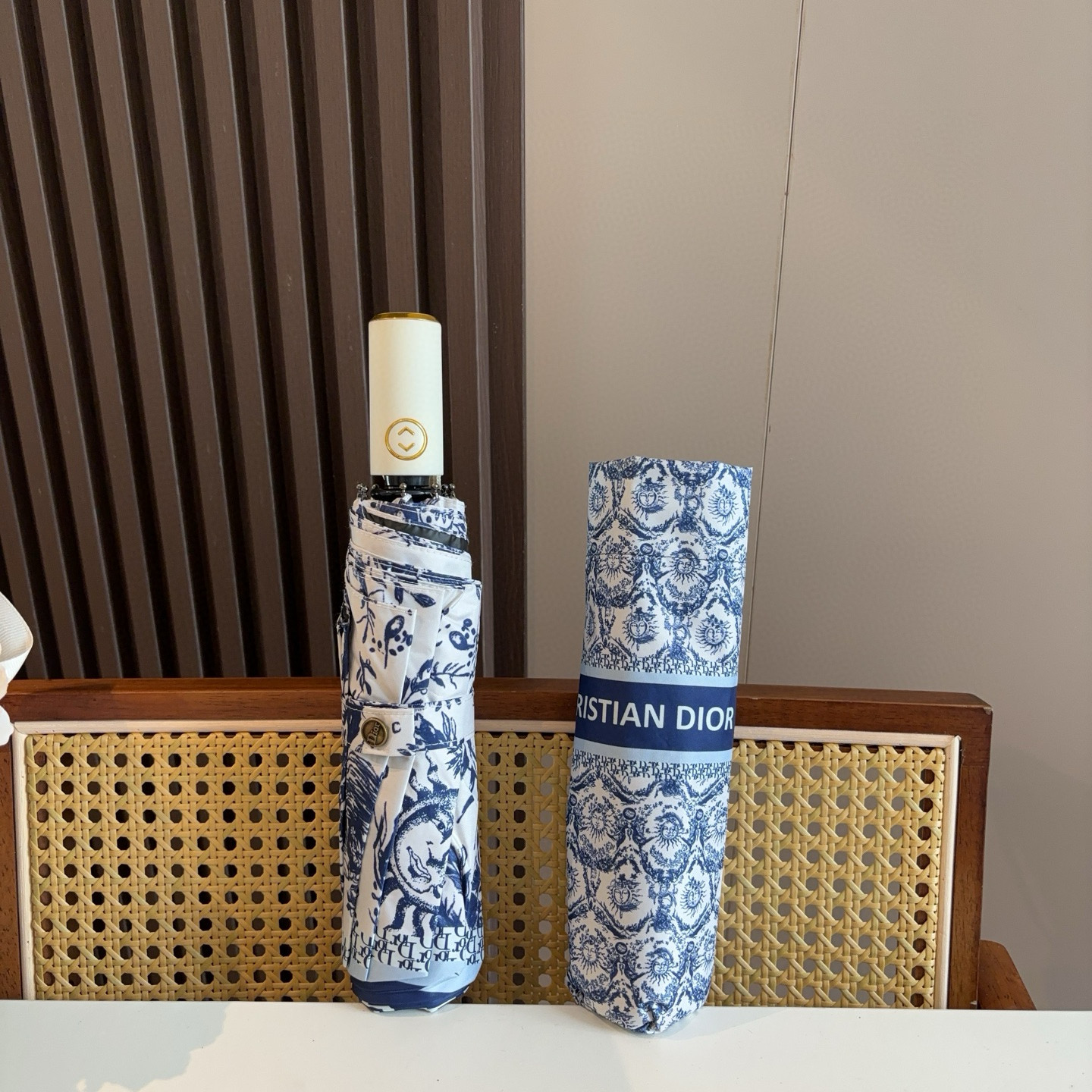  DIOR（迪奥） 三折自动折叠晴雨伞  时尚原单代工品质 细节精致 看得见的品质 打破一成不变 色泽纯