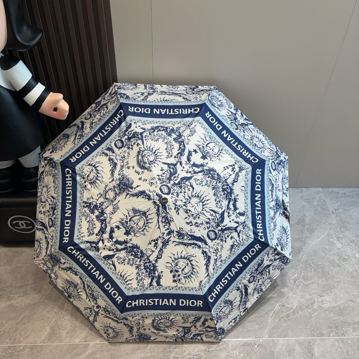  DIOR（迪奥） 三折自动折叠晴雨伞  时尚原单代工品质 细节精致 看得见的品质 打破一成不变 色泽纯