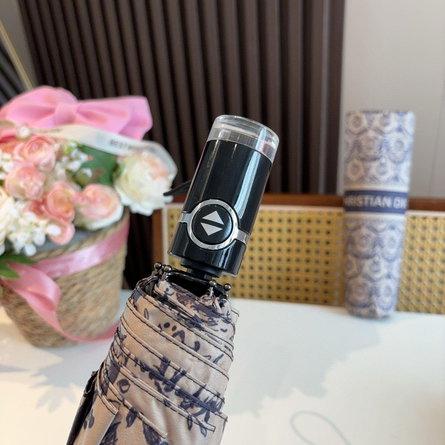  DIOR（迪奥） 三折自动折叠晴雨伞  时尚原单代工品质 细节精致 看得见的品质 打破一成不变 色泽纯