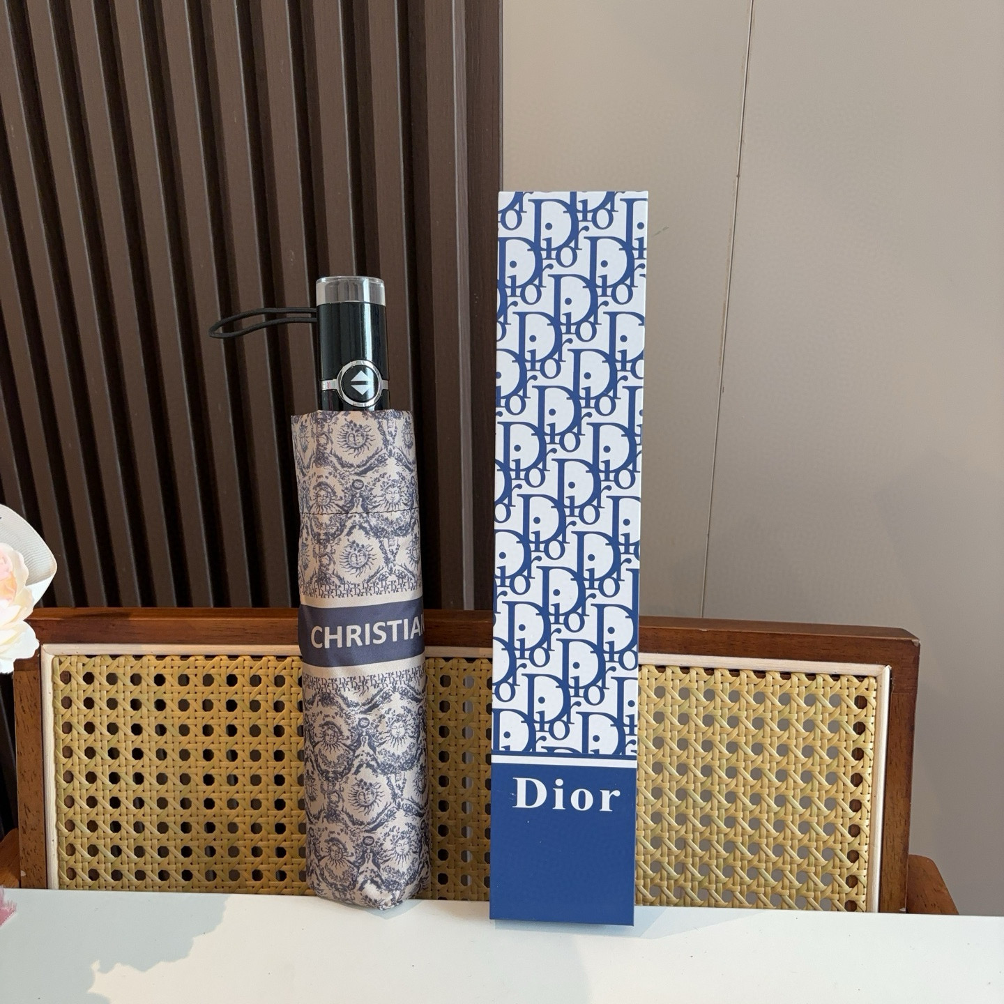  DIOR（迪奥） 三折自动折叠晴雨伞  时尚原单代工品质 细节精致 看得见的品质 打破一成不变 色泽纯