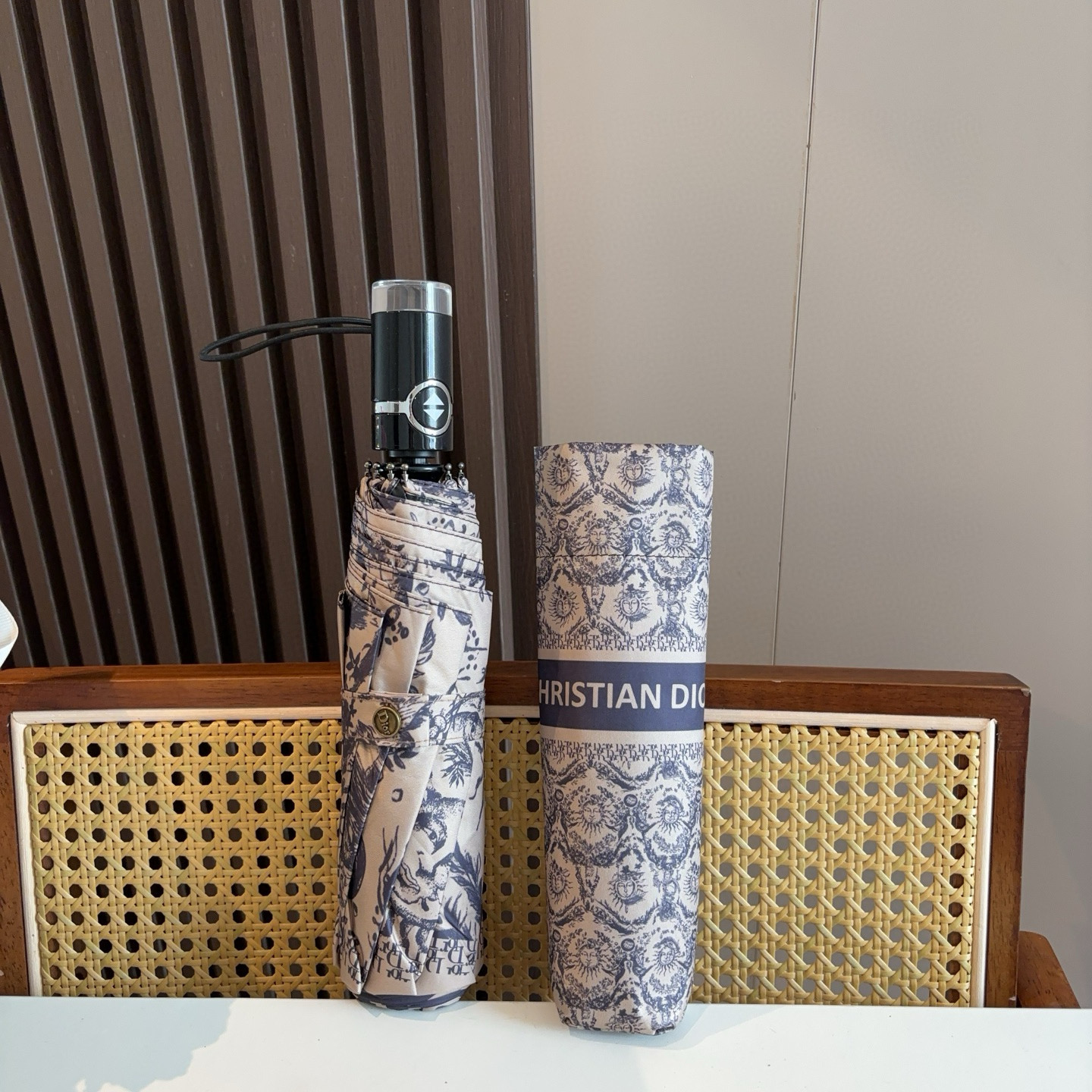  DIOR（迪奥） 三折自动折叠晴雨伞  时尚原单代工品质 细节精致 看得见的品质 打破一成不变 色泽纯