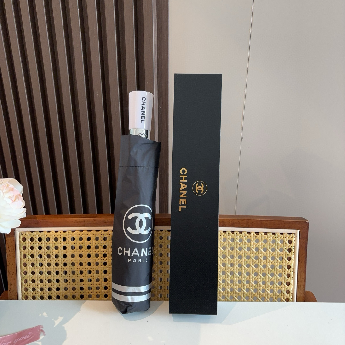  CHANEL（香奈儿）三折自动折叠晴雨伞 集合香奈儿灵魂LOGO为一体的设计风格高雅奢华 带在身上带来