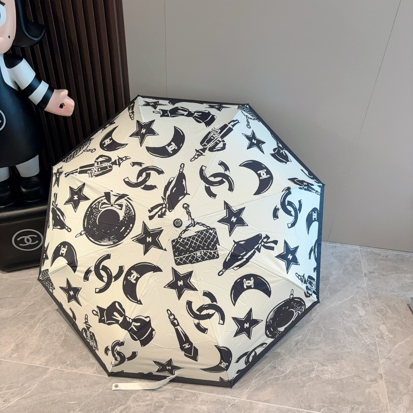  CHANEL（香奈儿）三折自动折叠晴雨伞 集合香奈儿灵魂LOGO为一体的设计风格高雅奢华 带在身上带来