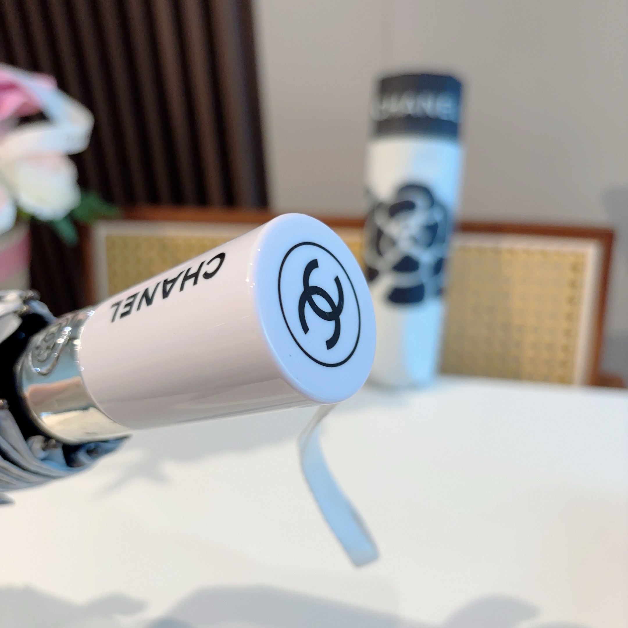  CHANEL（香奈儿）三折自动折叠晴雨伞 集合香奈儿灵魂LOGO为一体的设计风格高雅奢华 带在身上带来