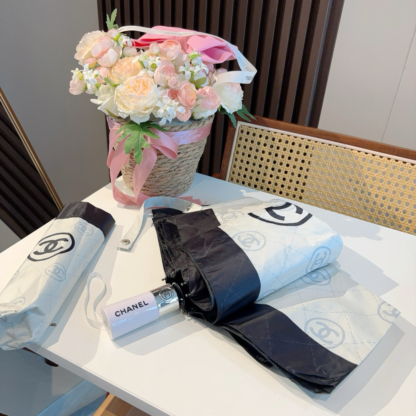  CHANEL（香奈儿）三折自动折叠晴雨伞 集合香奈儿灵魂LOGO为一体的设计风格高雅奢华 带在身上带来