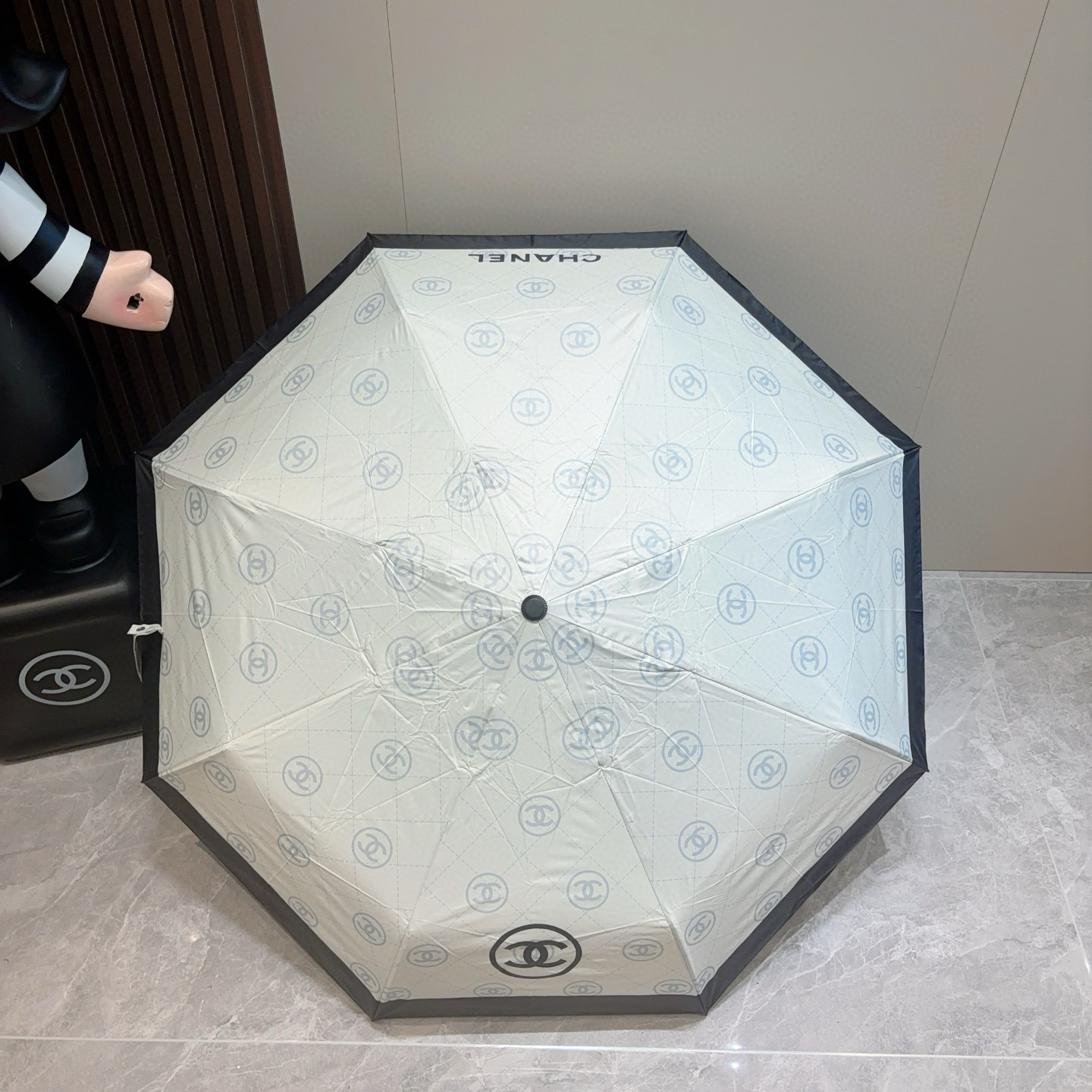  CHANEL（香奈儿）三折自动折叠晴雨伞 集合香奈儿灵魂LOGO为一体的设计风格高雅奢华 带在身上带来