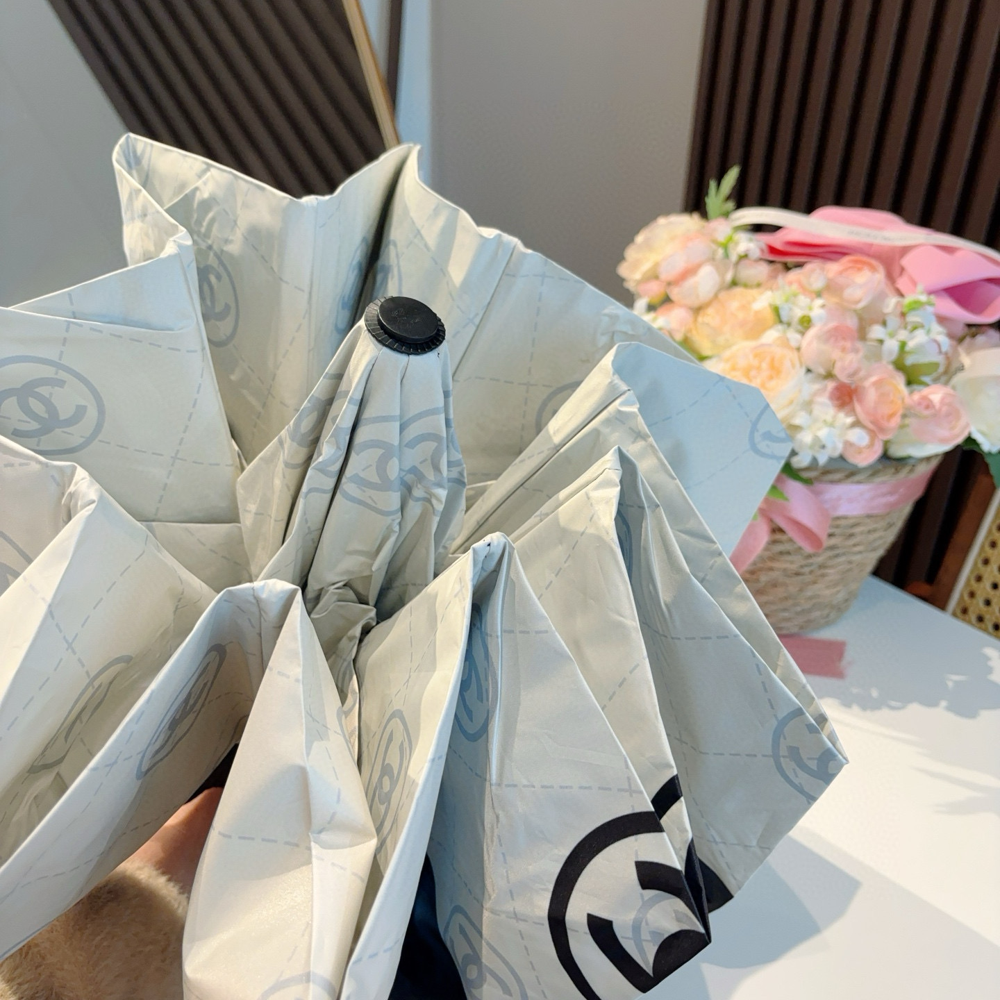 CHANEL（香奈儿）三折自动折叠晴雨伞 集合香奈儿灵魂LOGO为一体的设计风格高雅奢华 带在身上带来