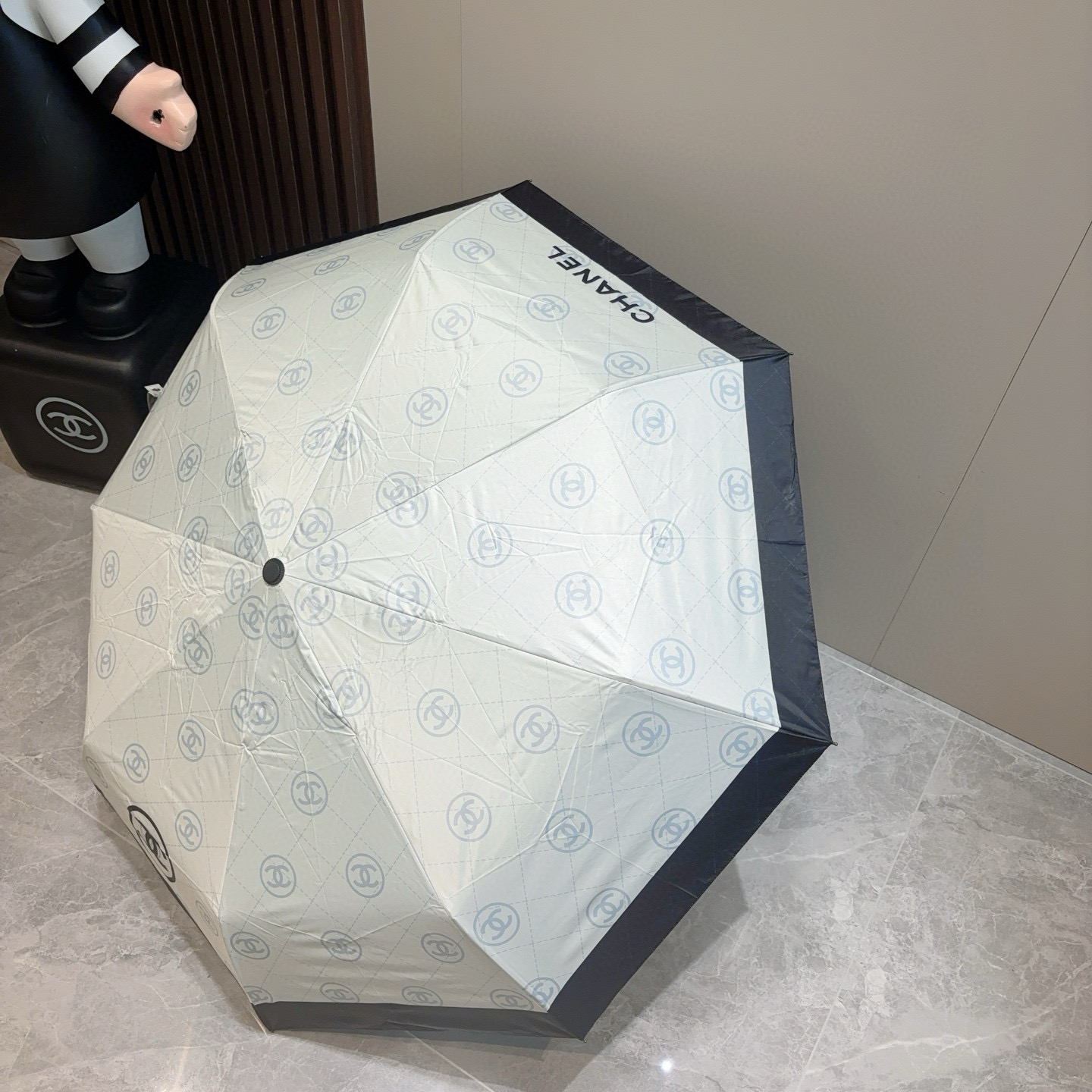  CHANEL（香奈儿）三折自动折叠晴雨伞 集合香奈儿灵魂LOGO为一体的设计风格高雅奢华 带在身上带来