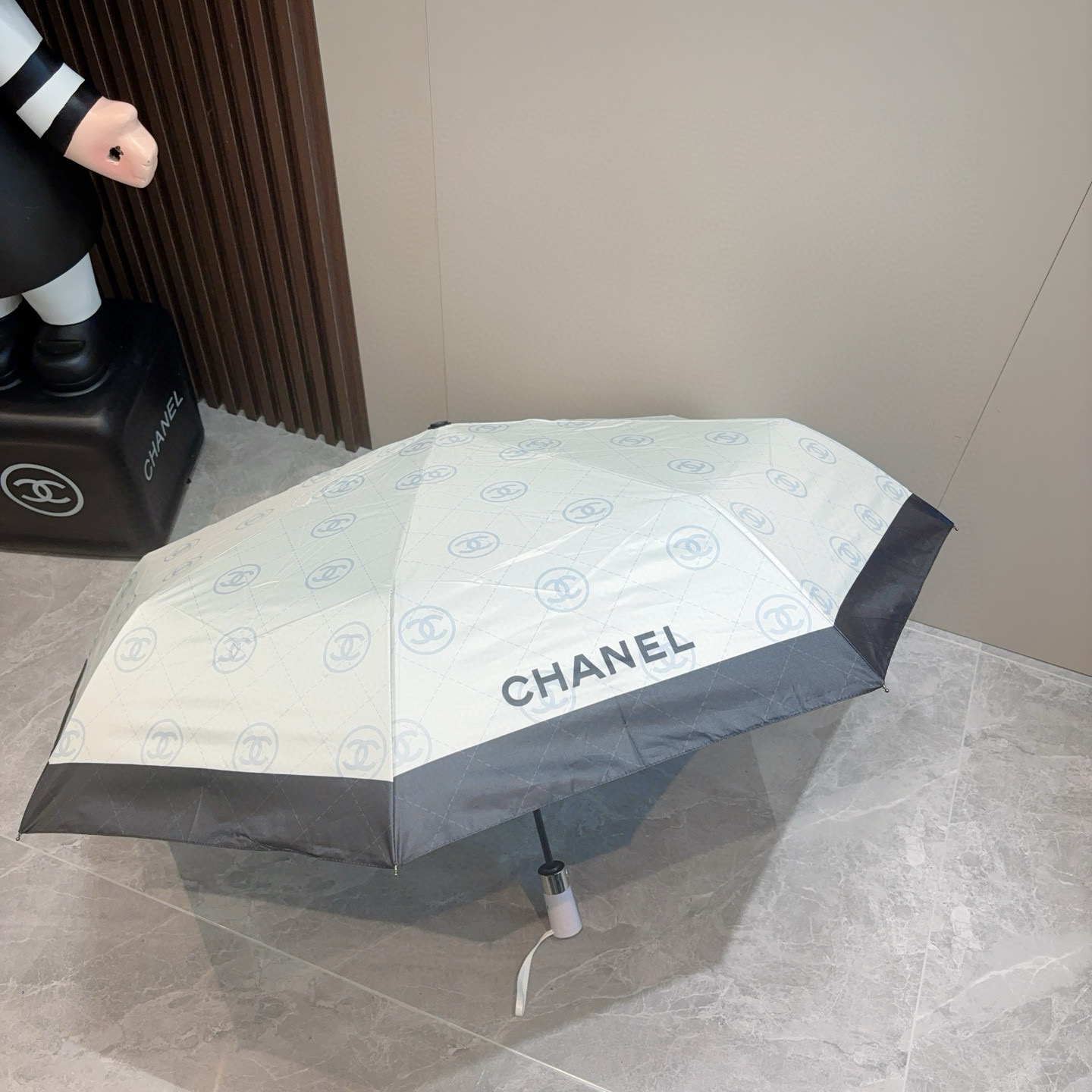  CHANEL（香奈儿）三折自动折叠晴雨伞 集合香奈儿灵魂LOGO为一体的设计风格高雅奢华 带在身上带来