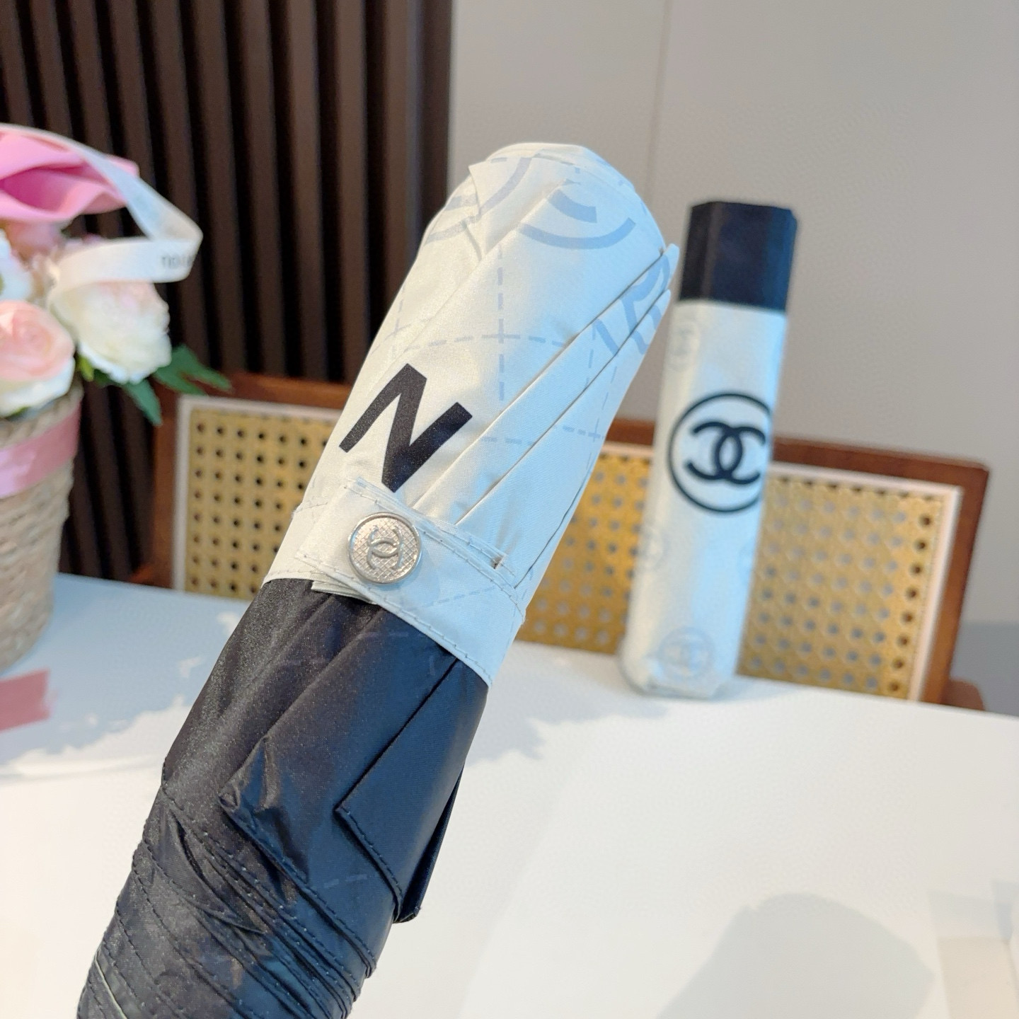  CHANEL（香奈儿）三折自动折叠晴雨伞 集合香奈儿灵魂LOGO为一体的设计风格高雅奢华 带在身上带来