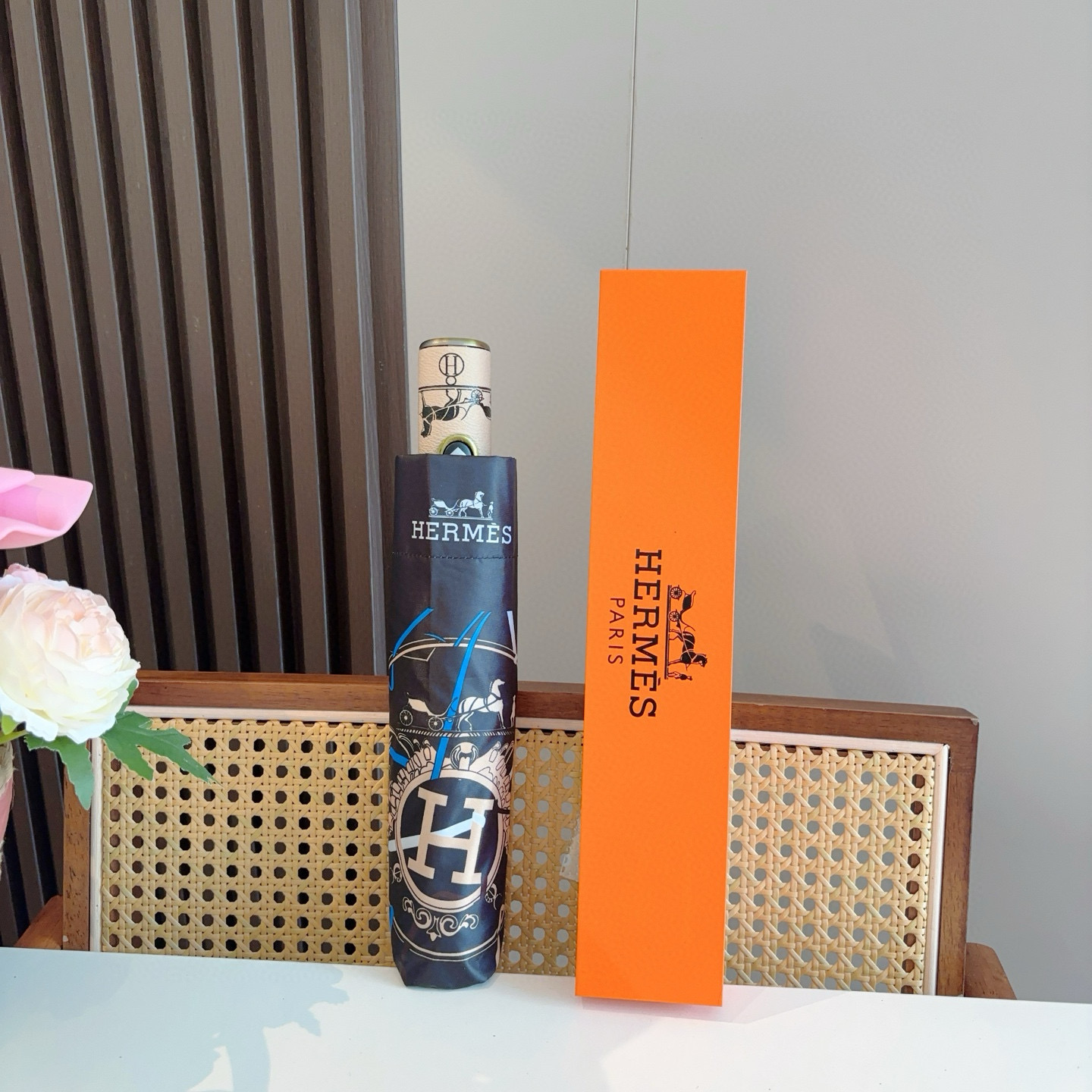 爱马仕（Hermès）   新款 极品H家三折自动伞重磅呈现 以其精湛的工艺技术和源源不断的想像力 新涂