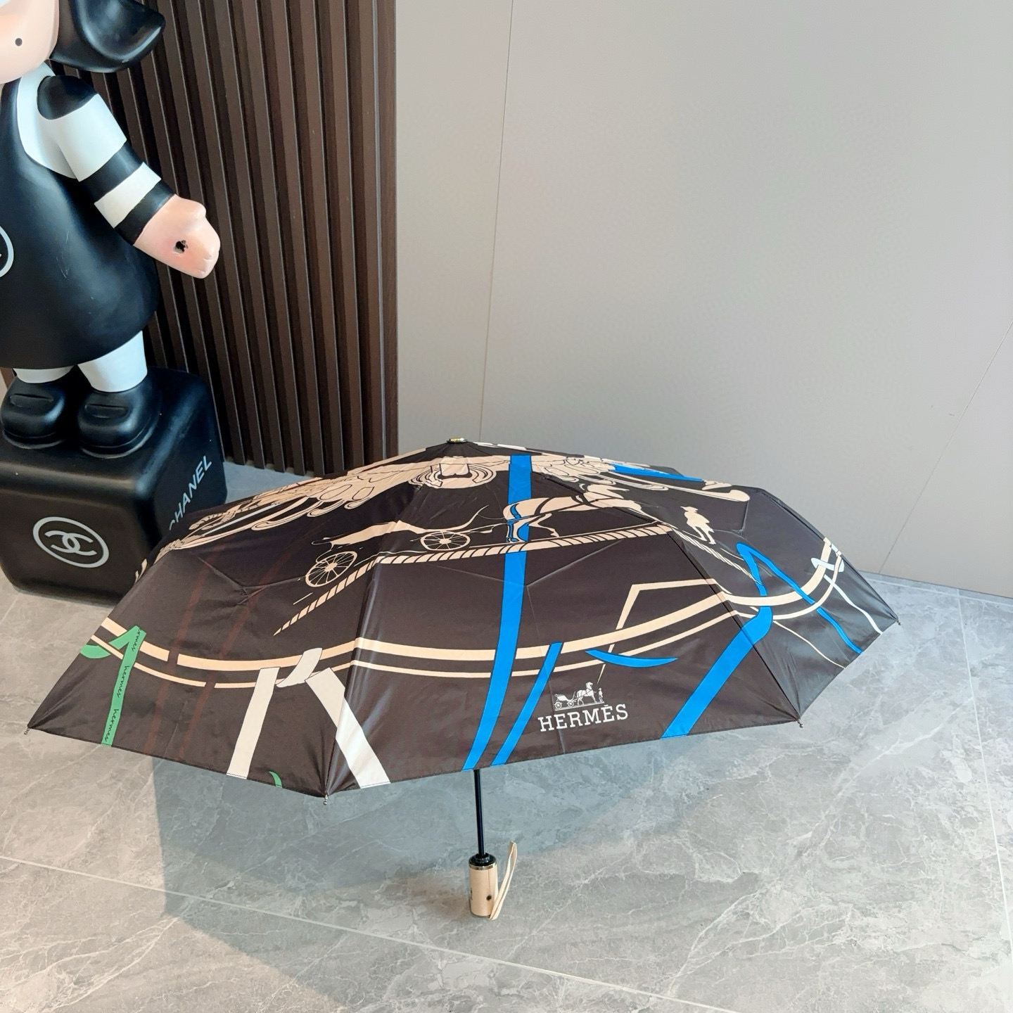 爱马仕（Hermès）   新款 极品H家三折自动伞重磅呈现 以其精湛的工艺技术和源源不断的想像力 新涂