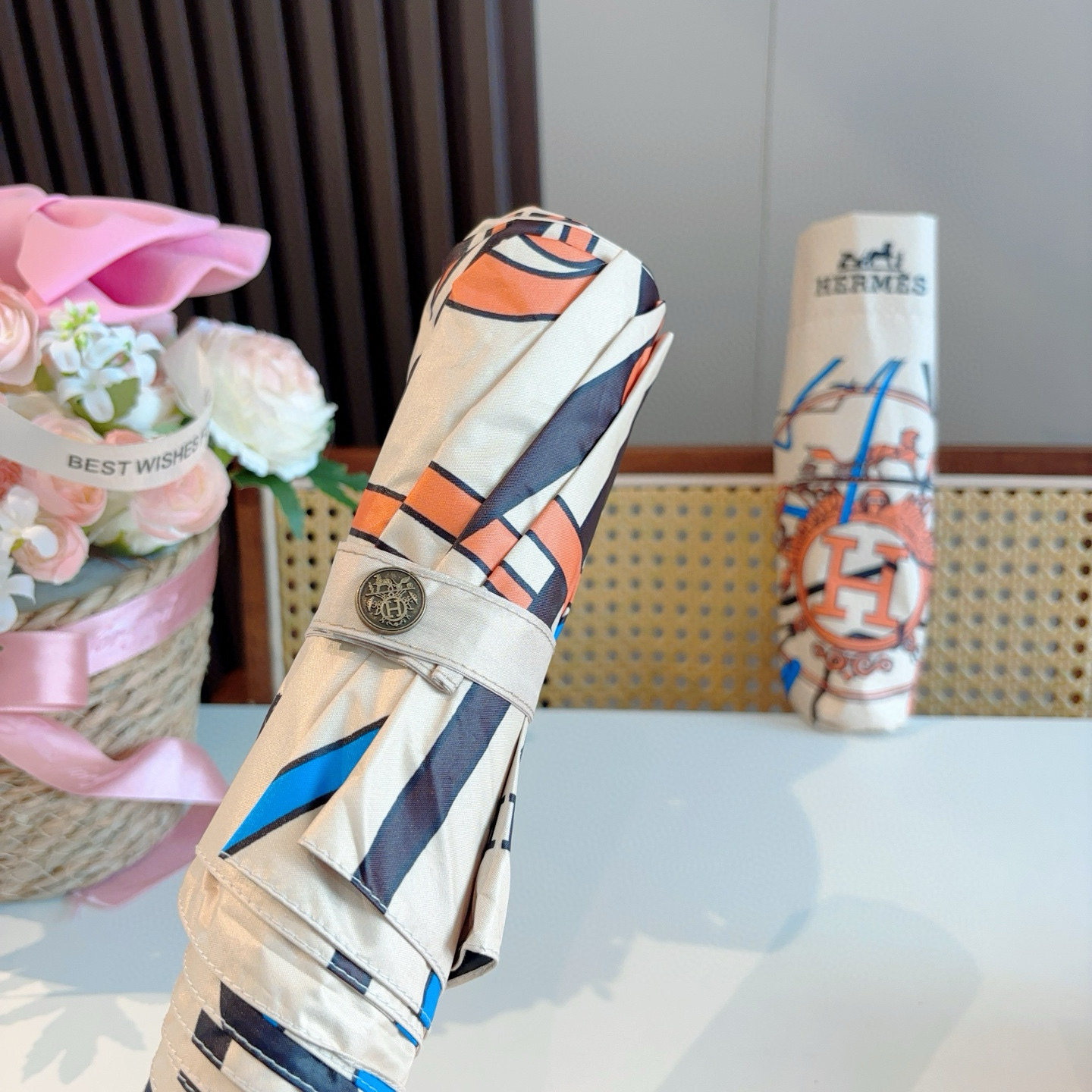 爱马仕（Hermès）   新款 极品H家三折自动伞重磅呈现 以其精湛的工艺技术和源源不断的想像力 新涂
