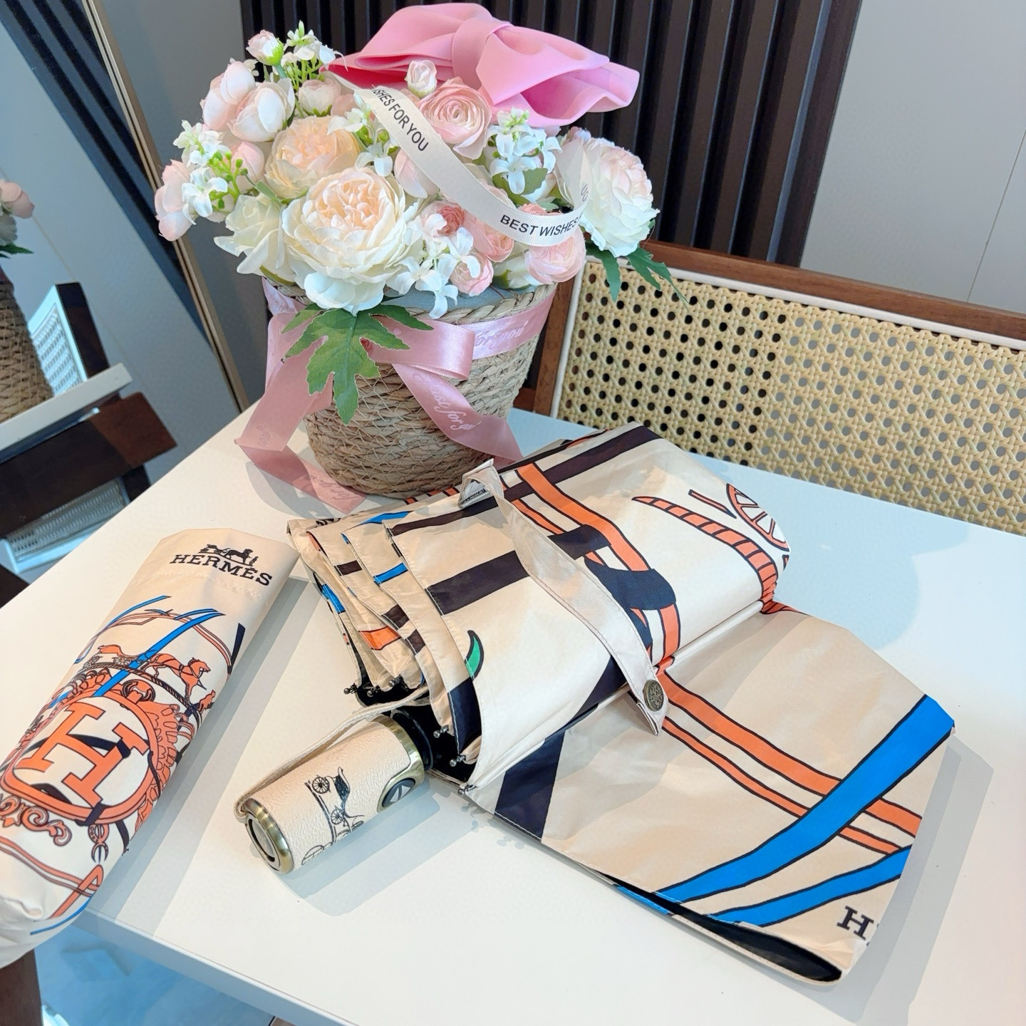 爱马仕（Hermès）   新款 极品H家三折自动伞重磅呈现 以其精湛的工艺技术和源源不断的想像力 新涂