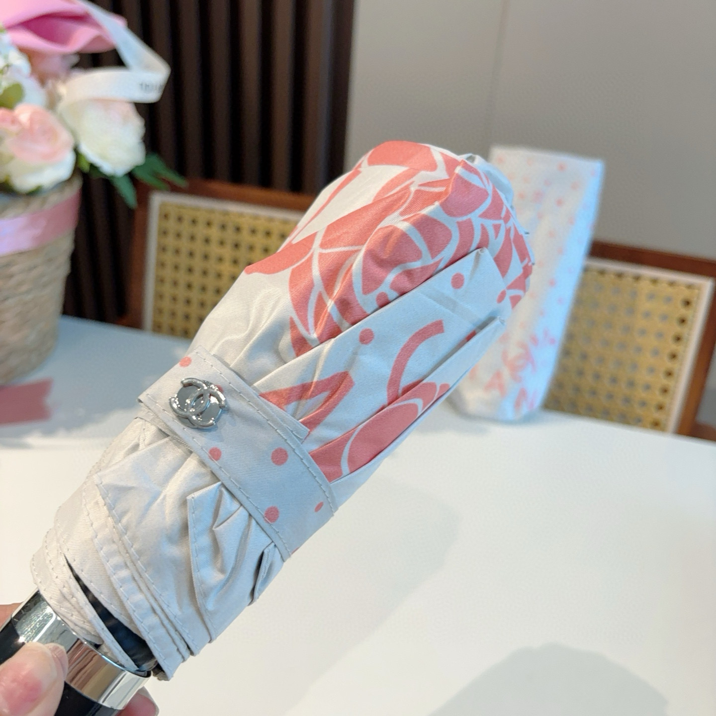  CHANEL（香奈儿）五折手开折叠晴雨伞 集合香奈儿灵魂LOGO为一体的设计风格高雅奢华 带在身上带来