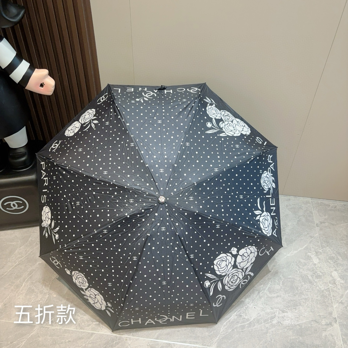  CHANEL（香奈儿）五折手开折叠晴雨伞 集合香奈儿灵魂LOGO为一体的设计风格高雅奢华 带在身上带来