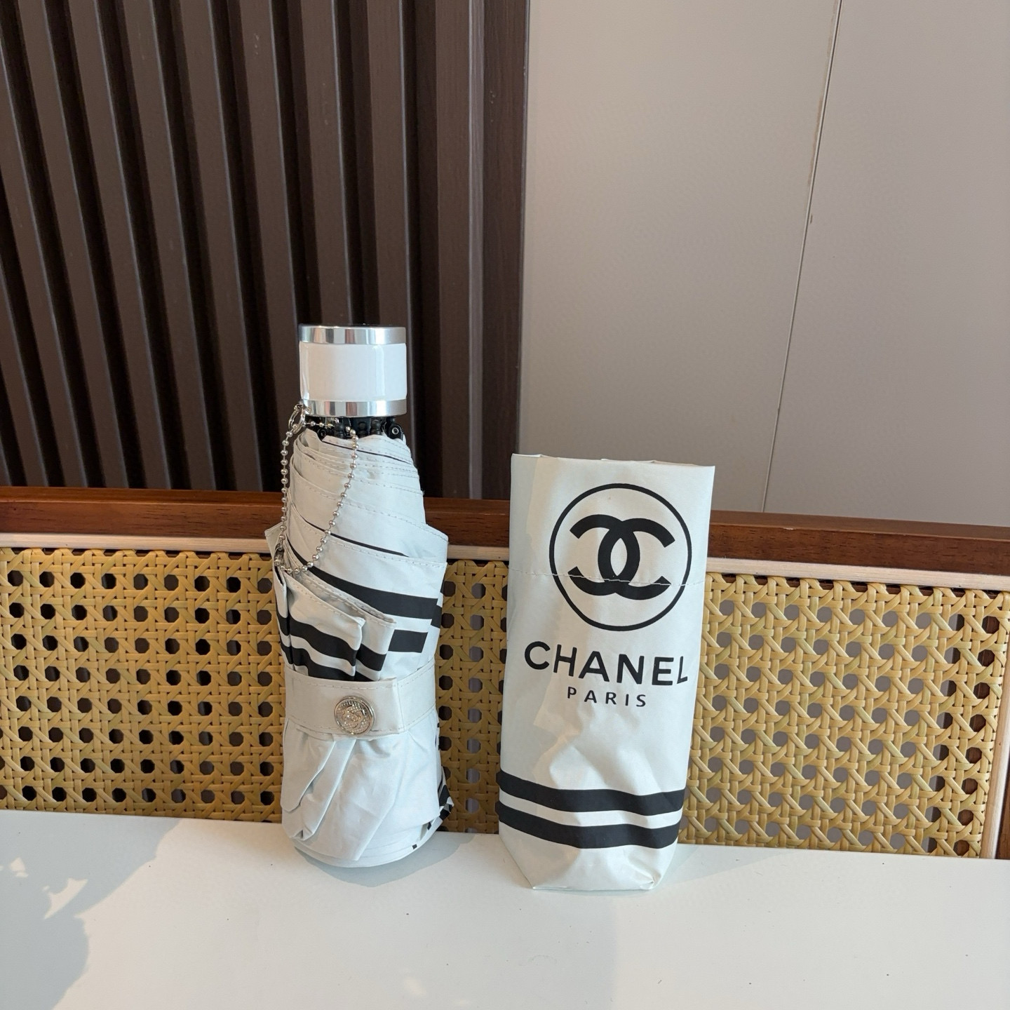  CHANEL（香奈儿）五折手开折叠晴雨伞 集合香奈儿灵魂LOGO为一体的设计风格高雅奢华 带在身上带来