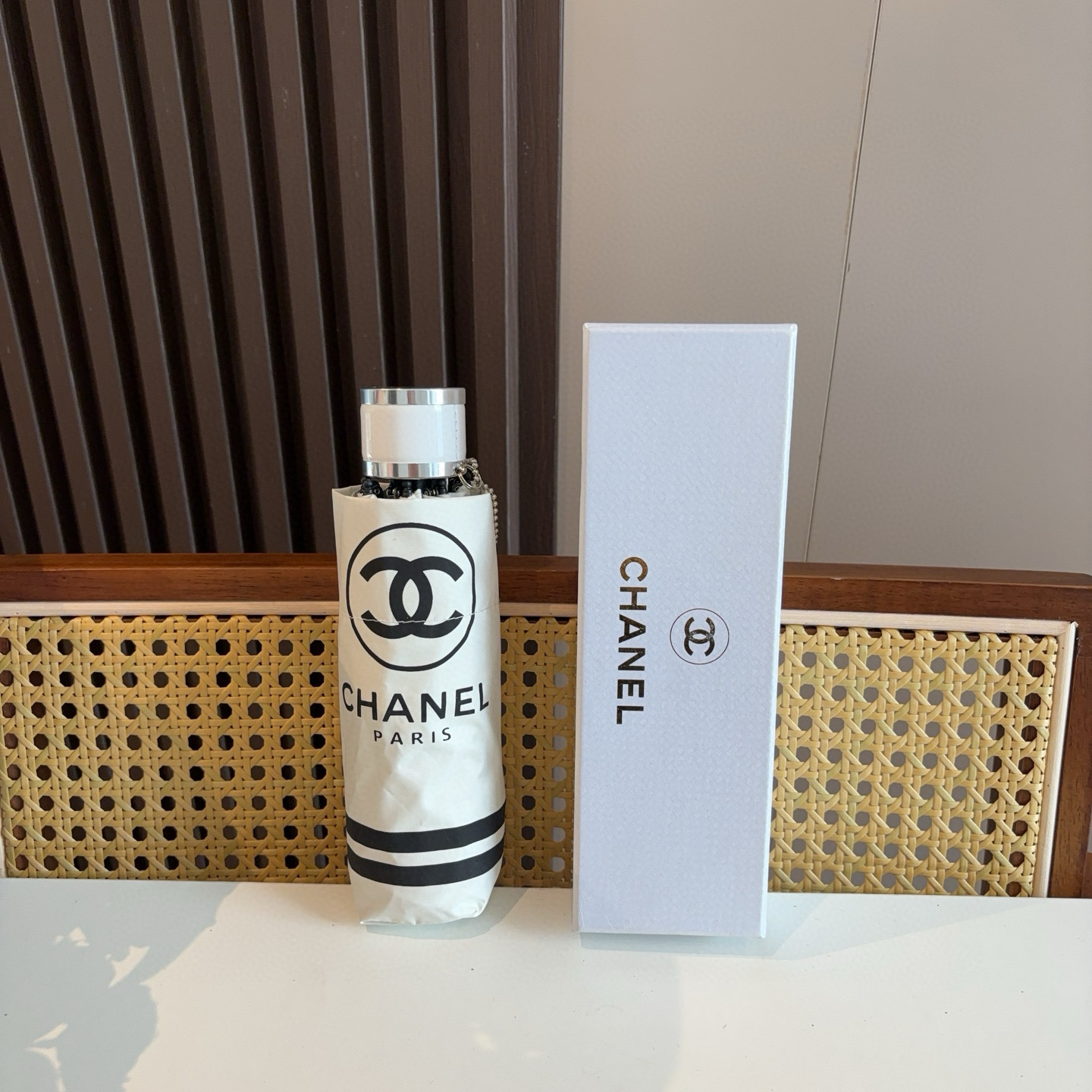 CHANEL（香奈儿）五折手开折叠晴雨伞 集合香奈儿灵魂LOGO为一体的设计风格高雅奢华 带在身上带来