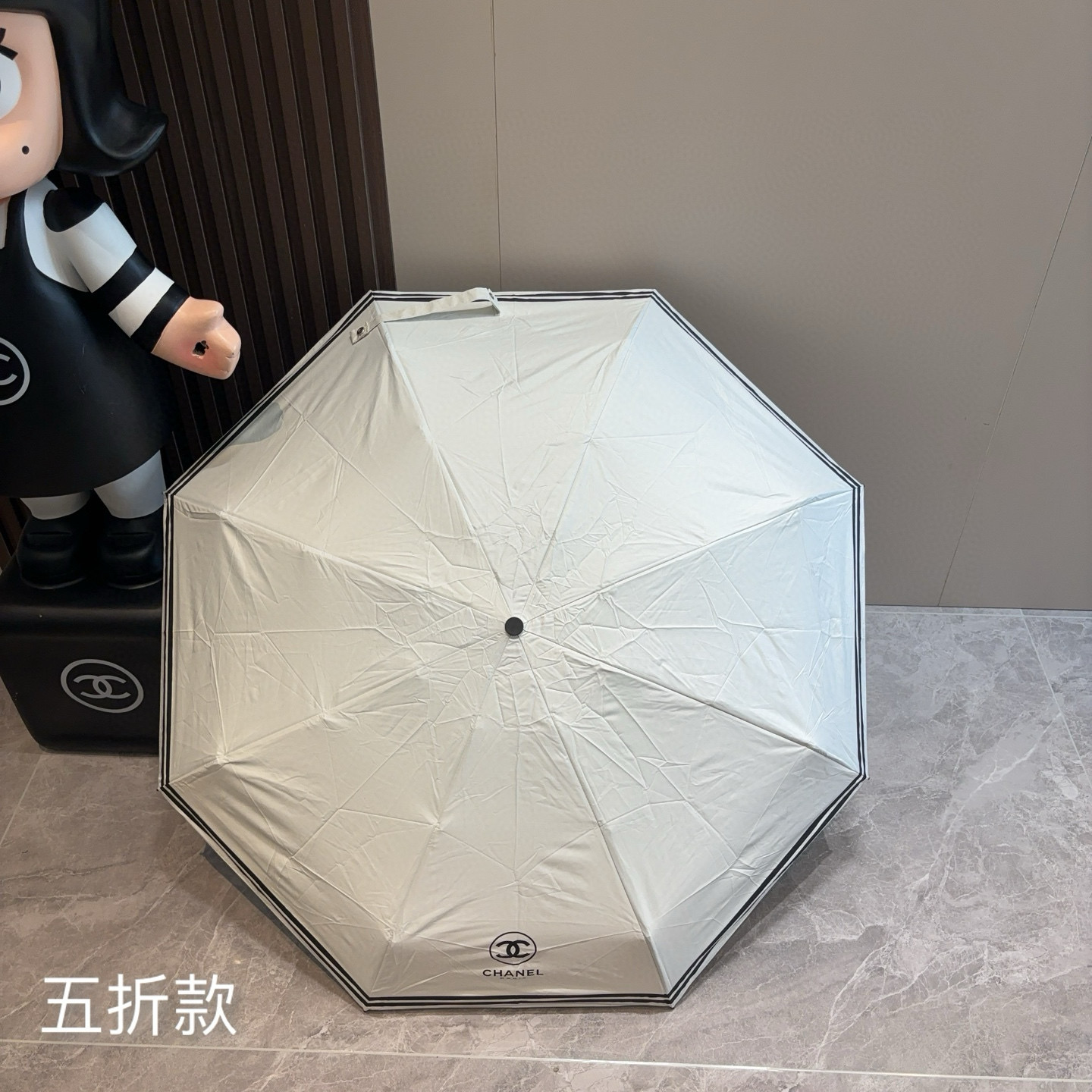  CHANEL（香奈儿）五折手开折叠晴雨伞 集合香奈儿灵魂LOGO为一体的设计风格高雅奢华 带在身上带来