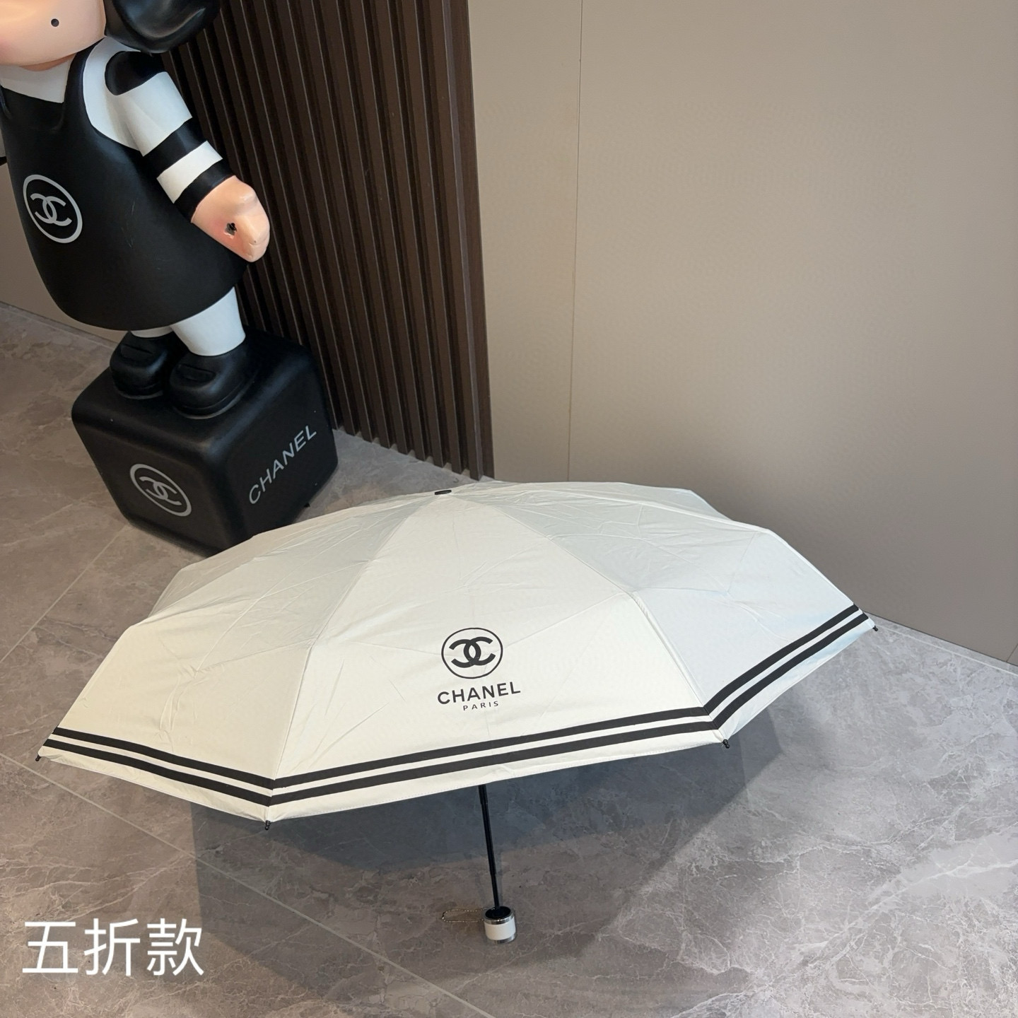  CHANEL（香奈儿）五折手开折叠晴雨伞 集合香奈儿灵魂LOGO为一体的设计风格高雅奢华 带在身上带来