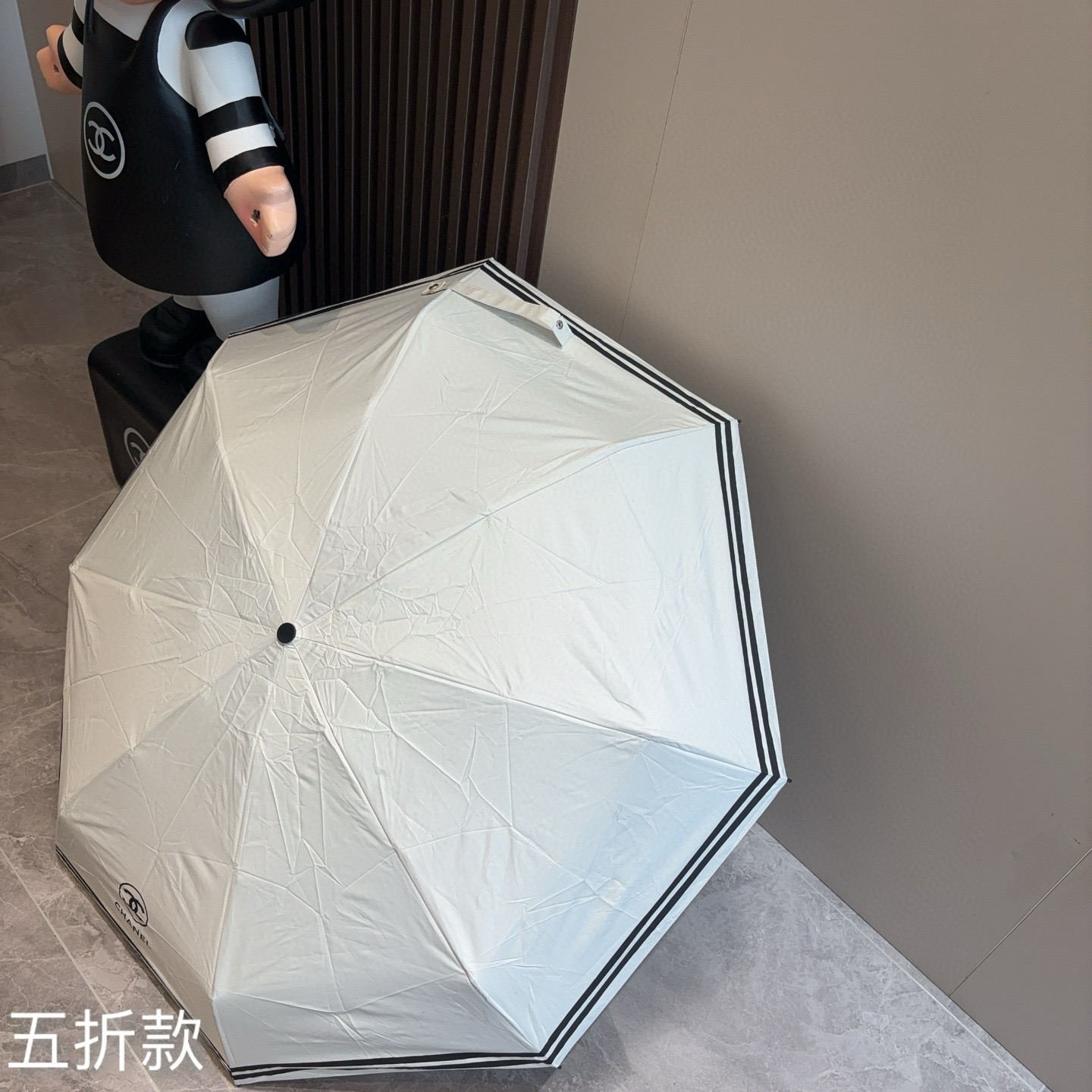  CHANEL（香奈儿）五折手开折叠晴雨伞 集合香奈儿灵魂LOGO为一体的设计风格高雅奢华 带在身上带来