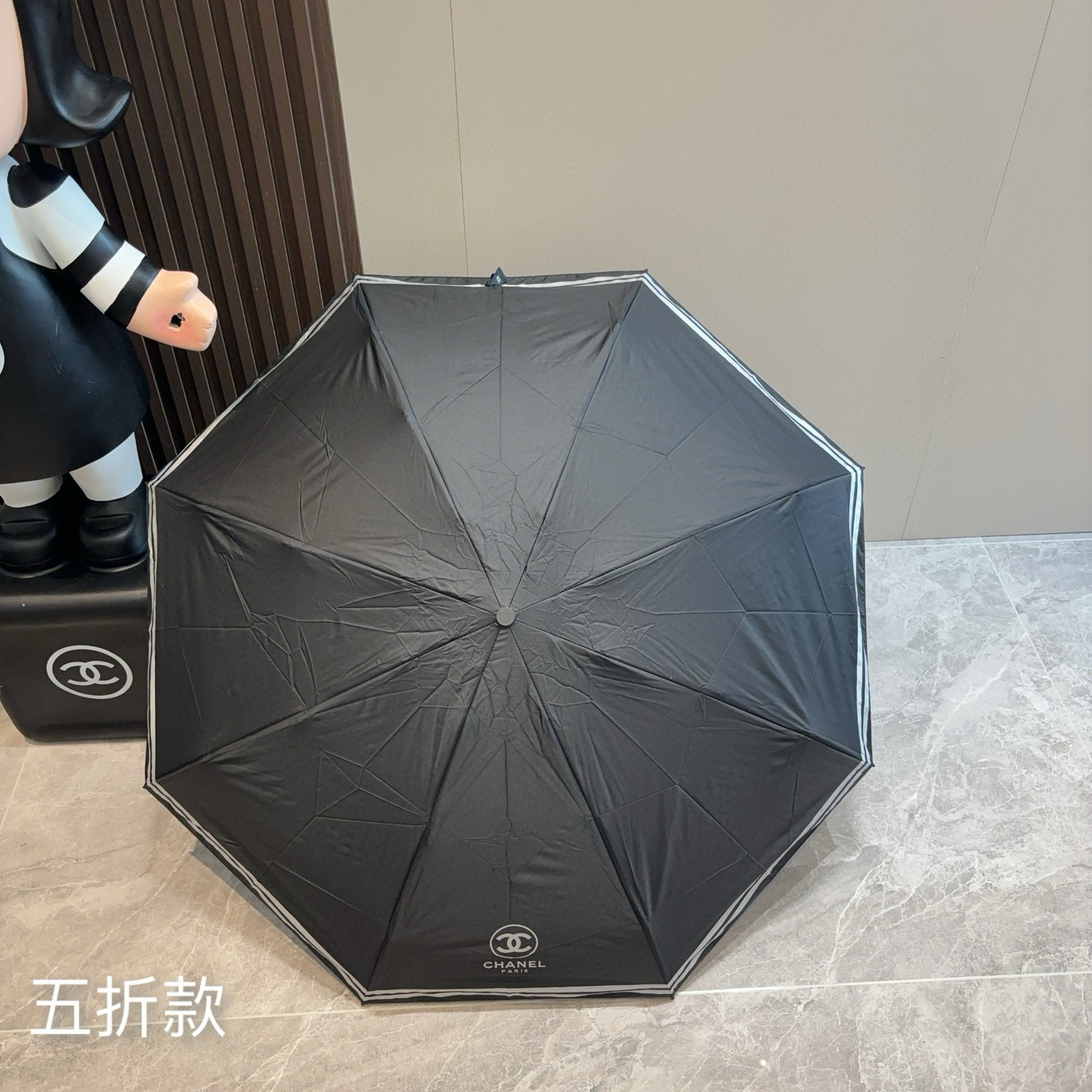  CHANEL（香奈儿）五折手开折叠晴雨伞 集合香奈儿灵魂LOGO为一体的设计风格高雅奢华 带在身上带来