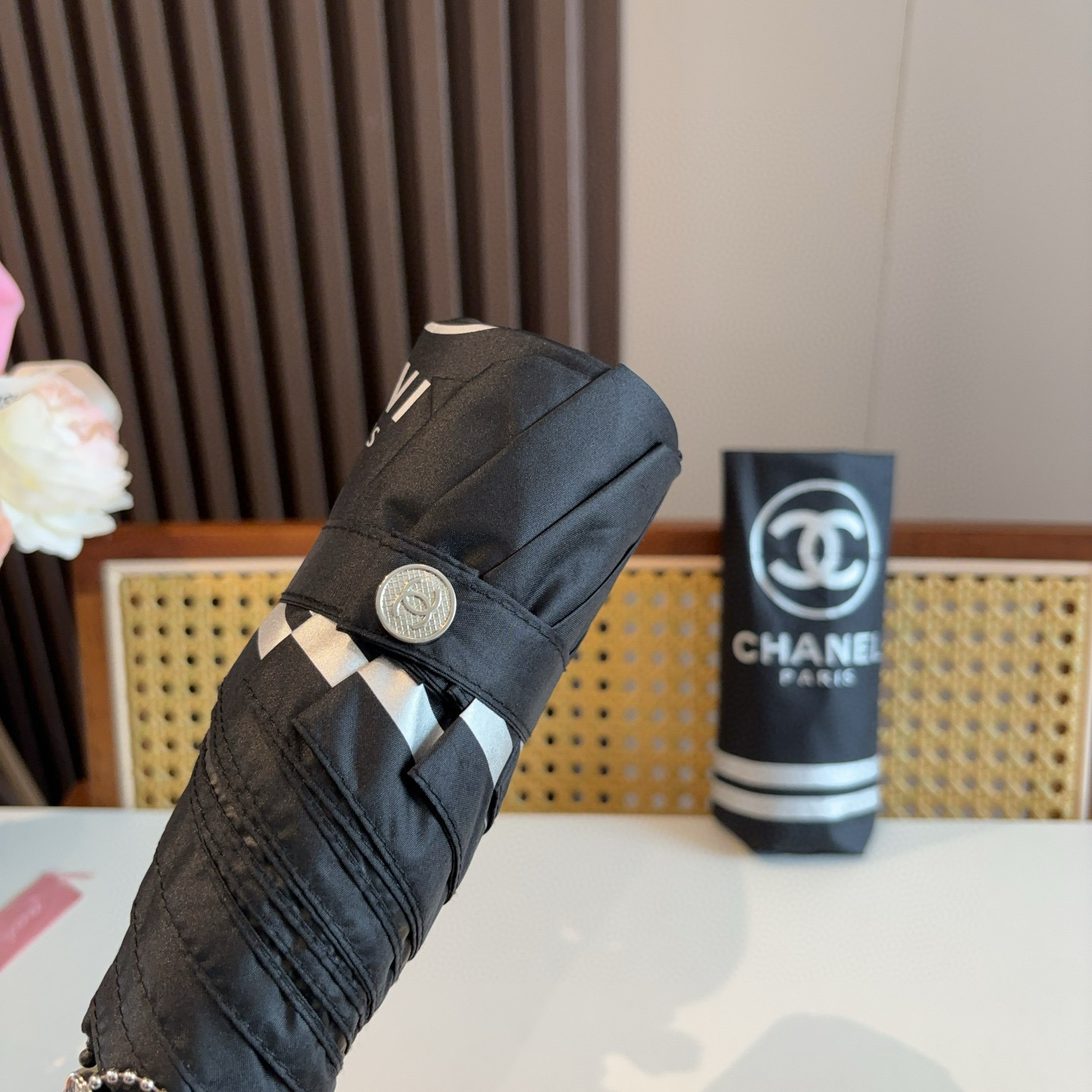  CHANEL（香奈儿）五折手开折叠晴雨伞 集合香奈儿灵魂LOGO为一体的设计风格高雅奢华 带在身上带来