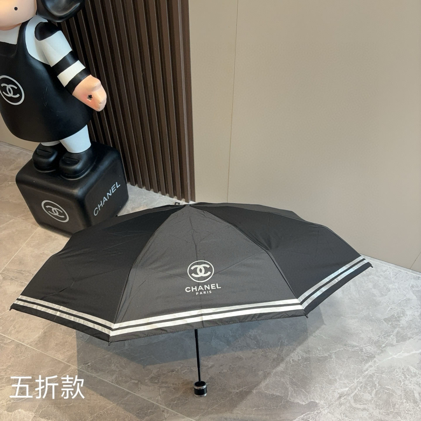  CHANEL（香奈儿）五折手开折叠晴雨伞 集合香奈儿灵魂LOGO为一体的设计风格高雅奢华 带在身上带来