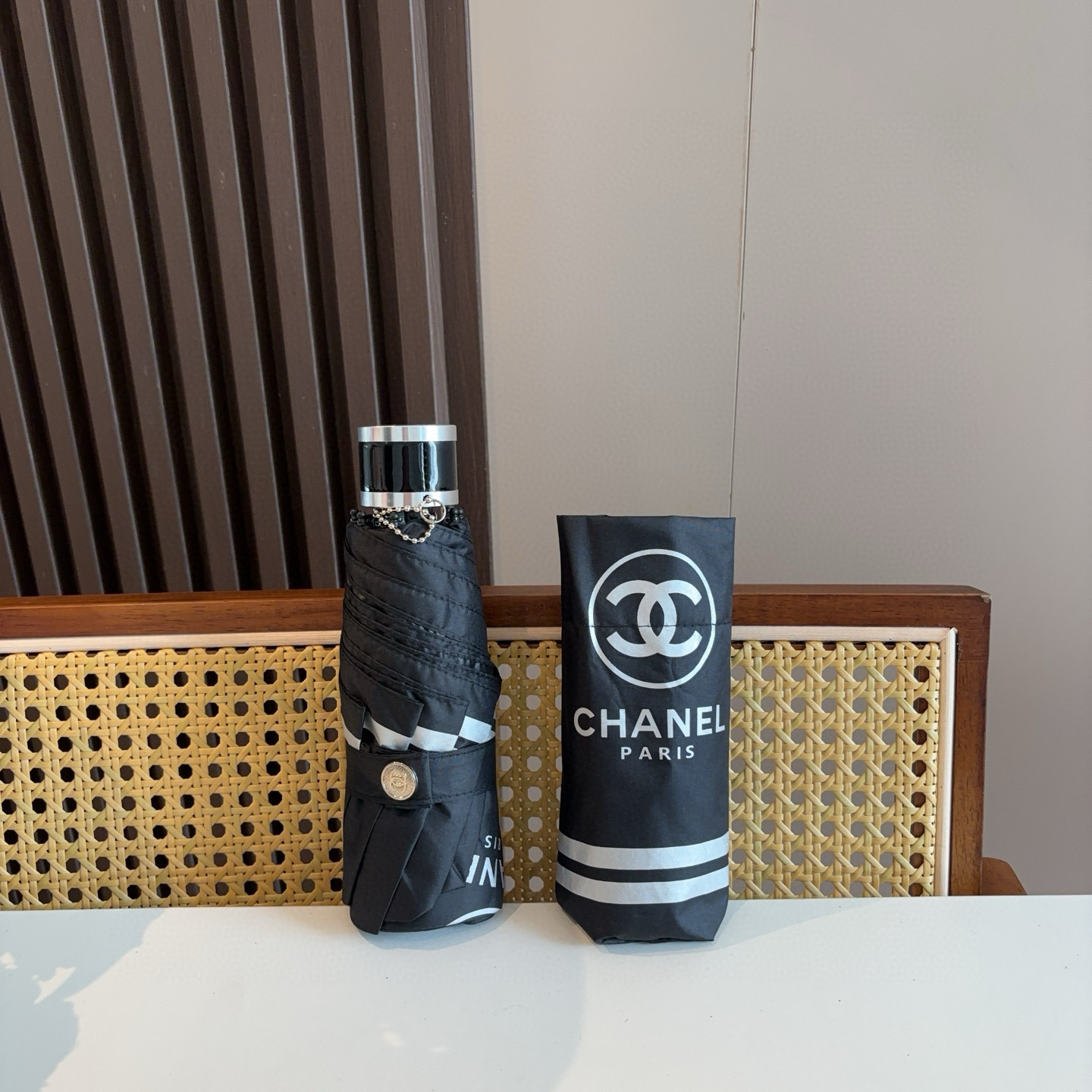  CHANEL（香奈儿）五折手开折叠晴雨伞 集合香奈儿灵魂LOGO为一体的设计风格高雅奢华 带在身上带来