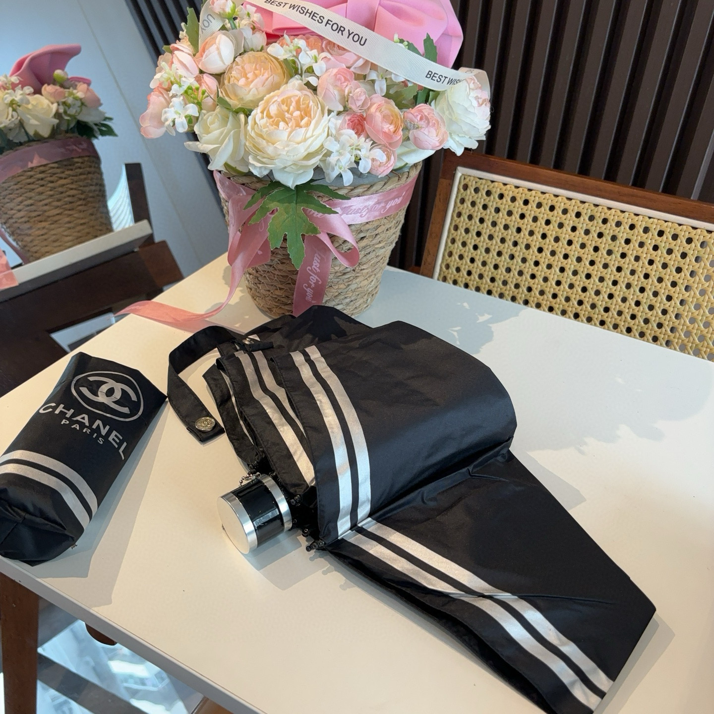 CHANEL（香奈儿）五折手开折叠晴雨伞 集合香奈儿灵魂LOGO为一体的设计风格高雅奢华 带在身上带来