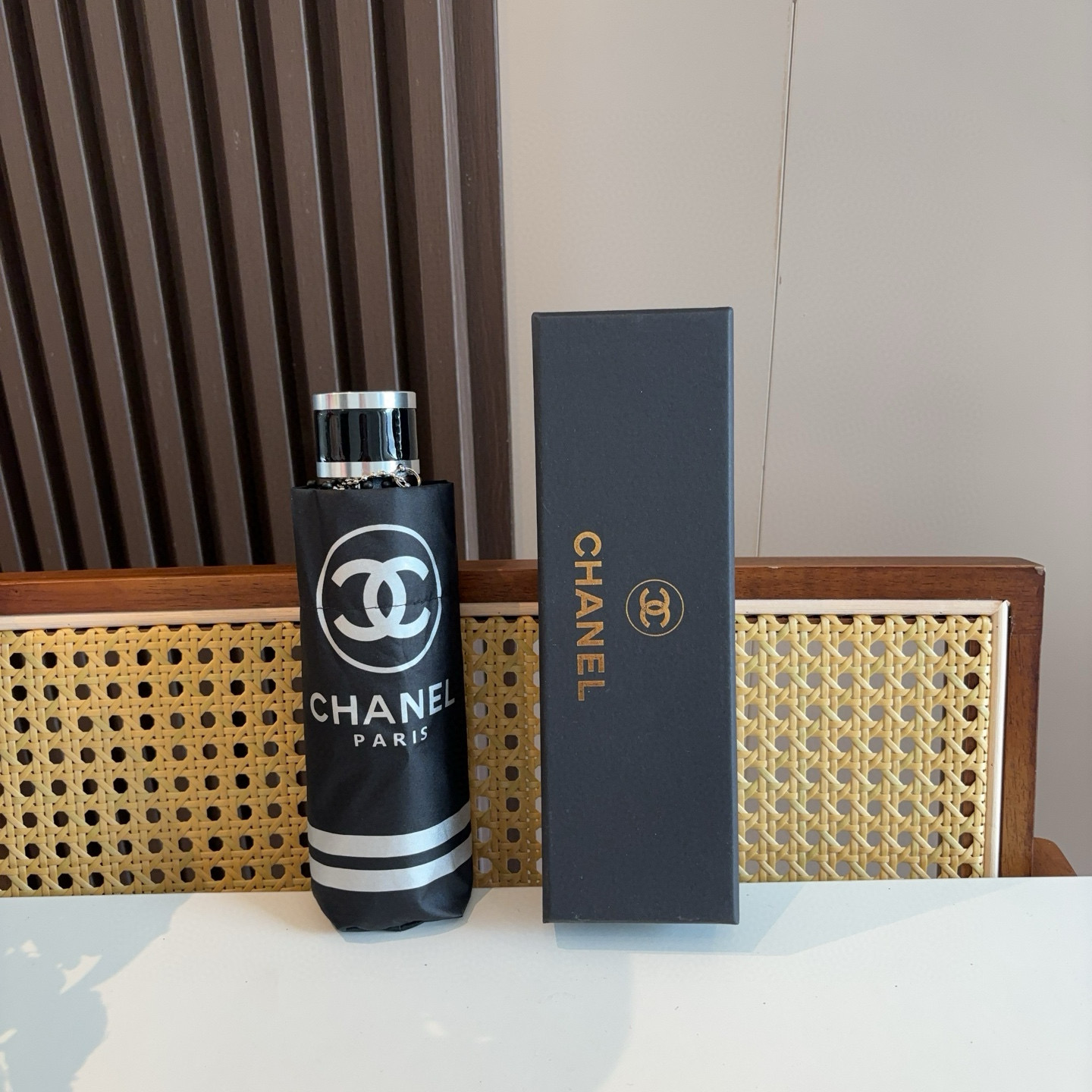  CHANEL（香奈儿）五折手开折叠晴雨伞 集合香奈儿灵魂LOGO为一体的设计风格高雅奢华 带在身上带来