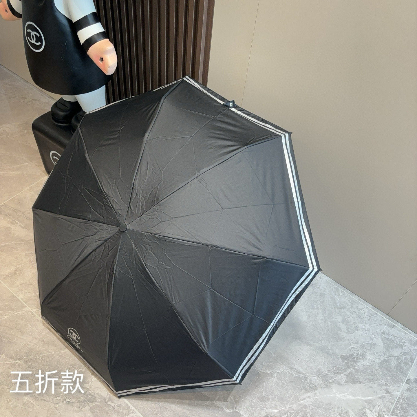  CHANEL（香奈儿）五折手开折叠晴雨伞 集合香奈儿灵魂LOGO为一体的设计风格高雅奢华 带在身上带来