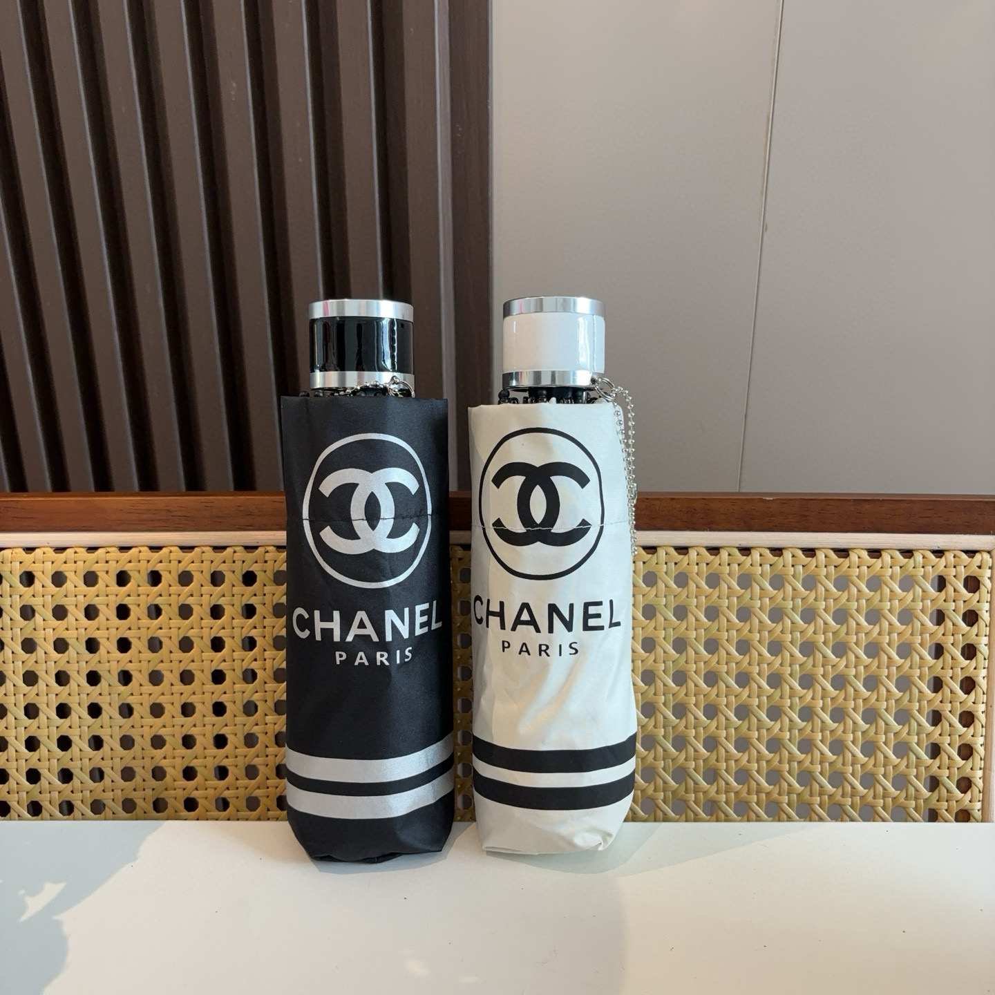  CHANEL（香奈儿）五折手开折叠晴雨伞 集合香奈儿灵魂LOGO为一体的设计风格高雅奢华 带在身上带来
