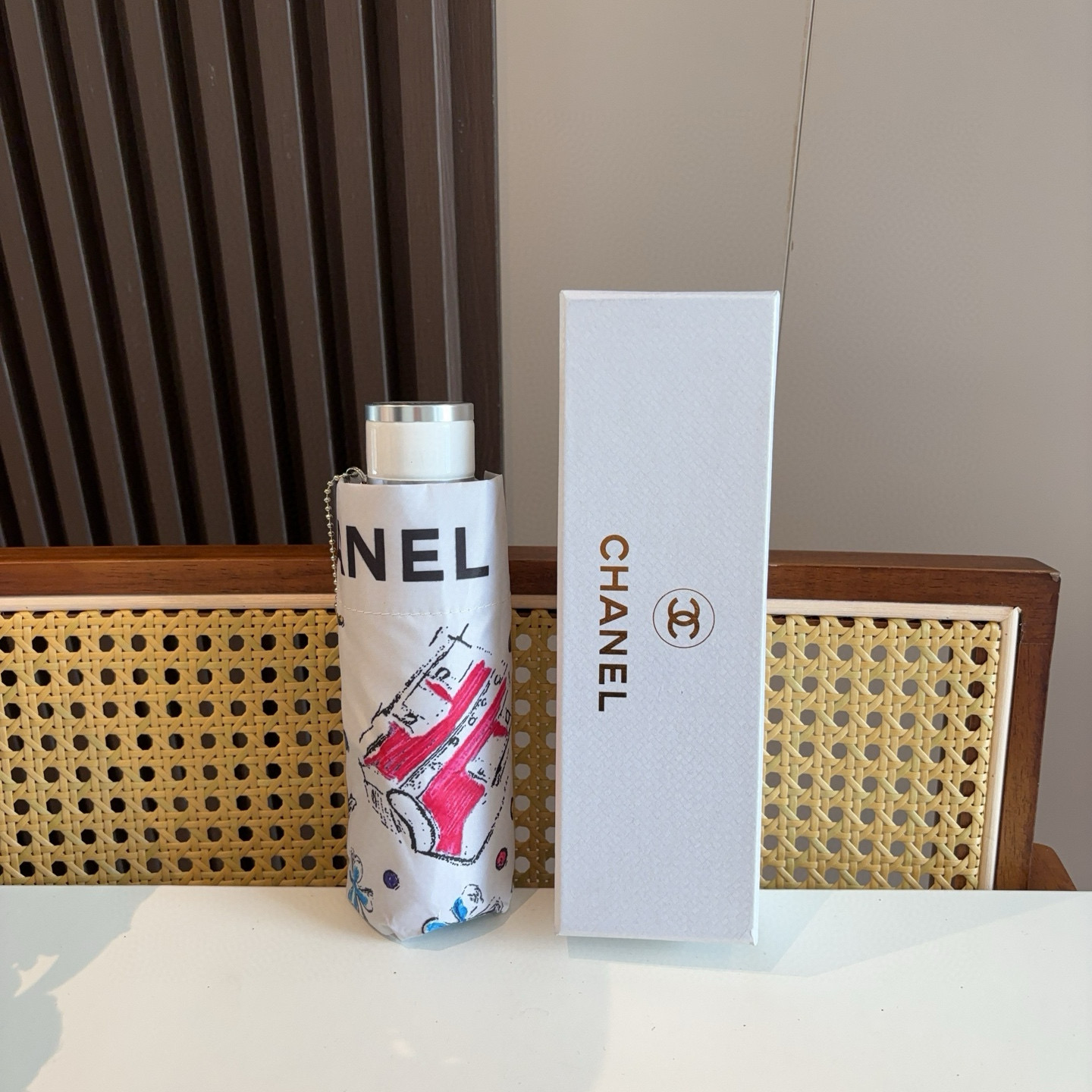  CHANEL（香奈儿）五折手开折叠晴雨伞 集合香奈儿灵魂LOGO为一体的设计风格高雅奢华 带在身上带来