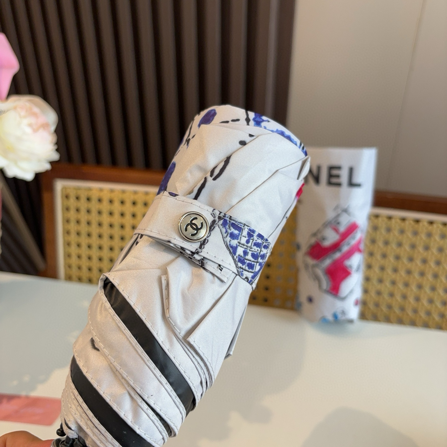  CHANEL（香奈儿）五折手开折叠晴雨伞 集合香奈儿灵魂LOGO为一体的设计风格高雅奢华 带在身上带来