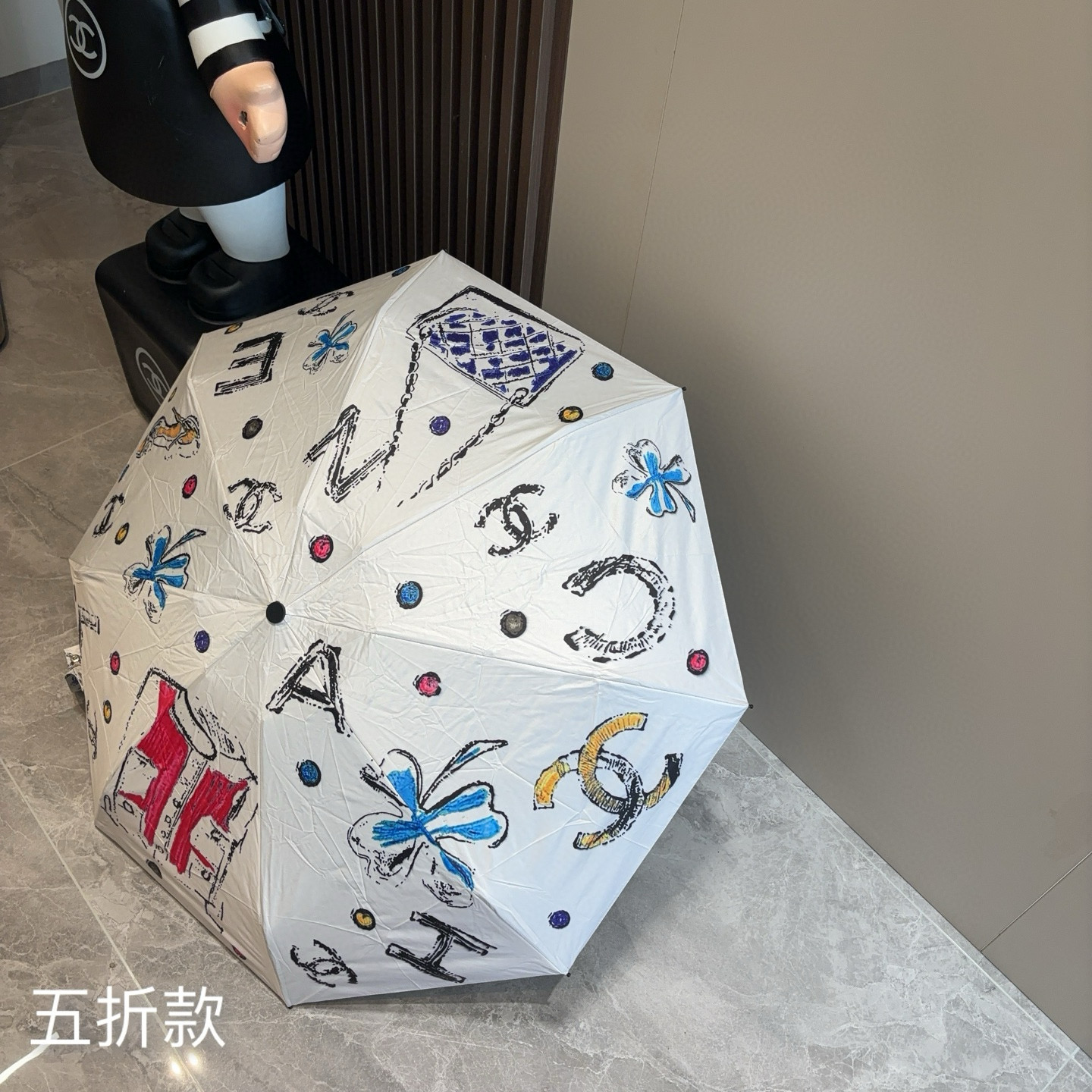 CHANEL（香奈儿）五折手开折叠晴雨伞 集合香奈儿灵魂LOGO为一体的设计风格高雅奢华 带在身上带来