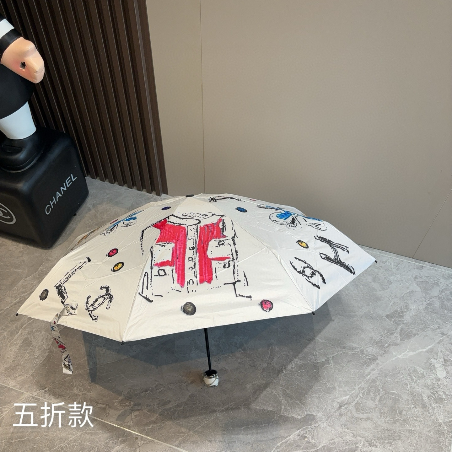  CHANEL（香奈儿）五折手开折叠晴雨伞 集合香奈儿灵魂LOGO为一体的设计风格高雅奢华 带在身上带来