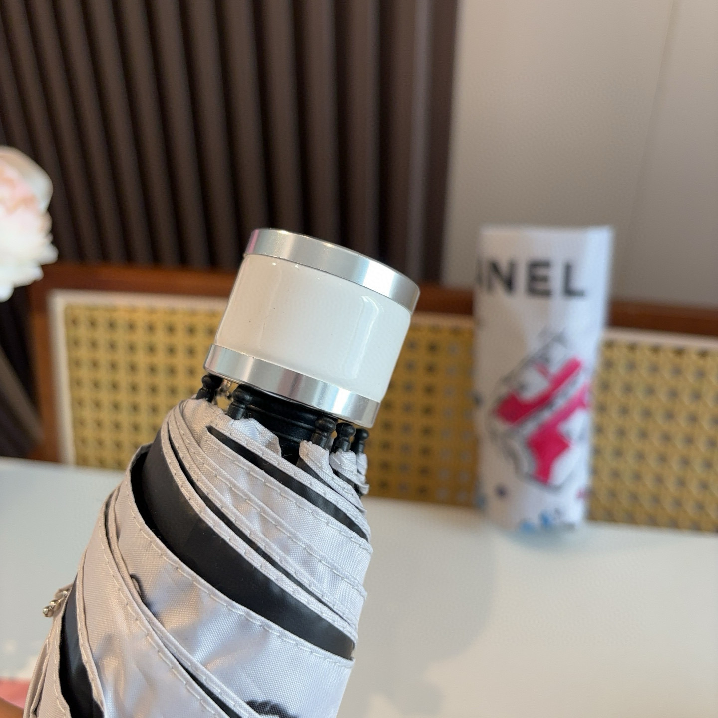  CHANEL（香奈儿）五折手开折叠晴雨伞 集合香奈儿灵魂LOGO为一体的设计风格高雅奢华 带在身上带来