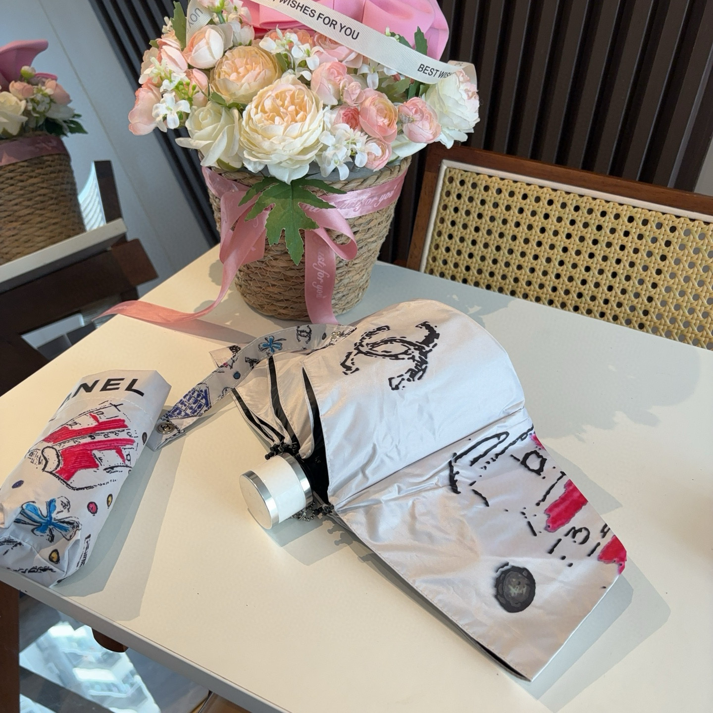  CHANEL（香奈儿）五折手开折叠晴雨伞 集合香奈儿灵魂LOGO为一体的设计风格高雅奢华 带在身上带来