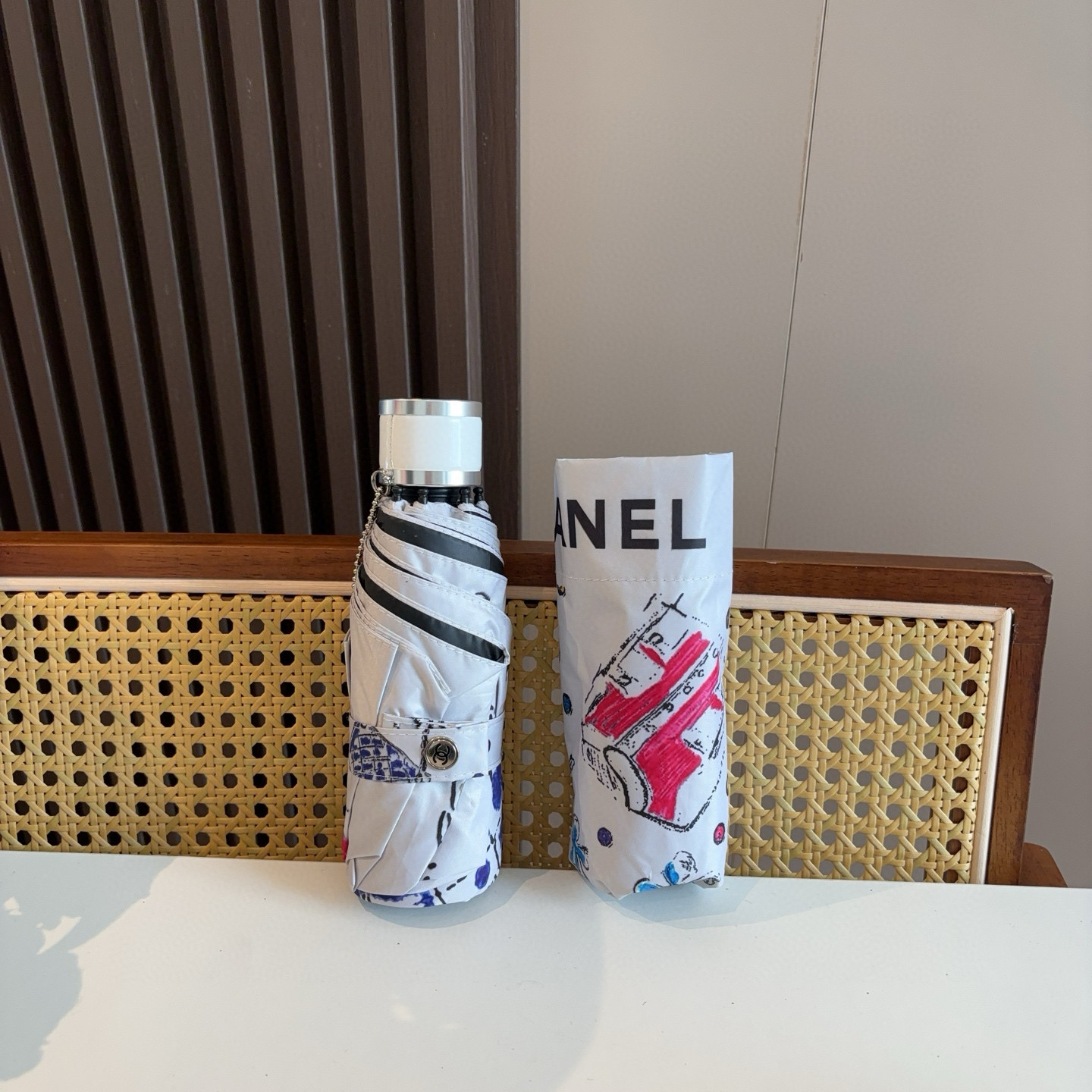  CHANEL（香奈儿）五折手开折叠晴雨伞 集合香奈儿灵魂LOGO为一体的设计风格高雅奢华 带在身上带来