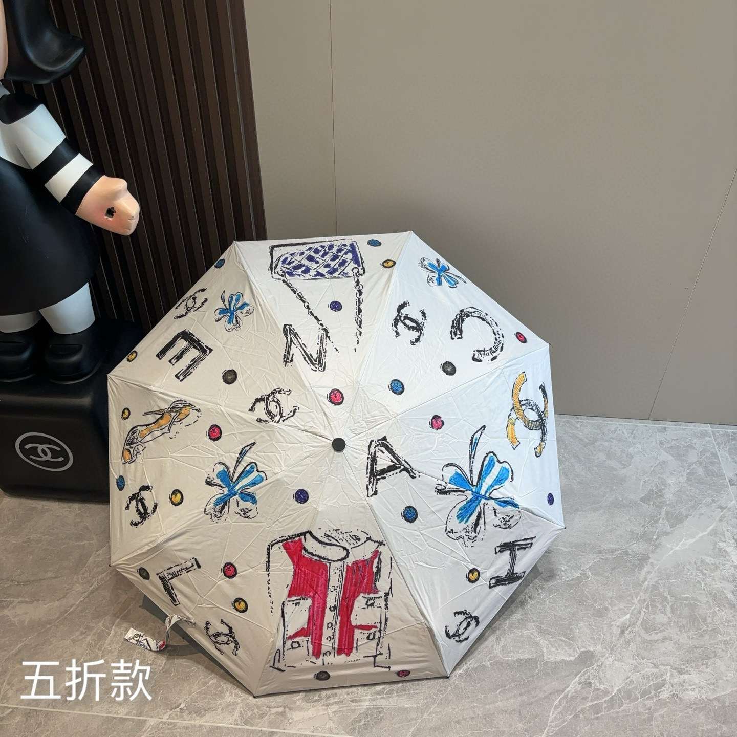  CHANEL（香奈儿）五折手开折叠晴雨伞 集合香奈儿灵魂LOGO为一体的设计风格高雅奢华 带在身上带来
