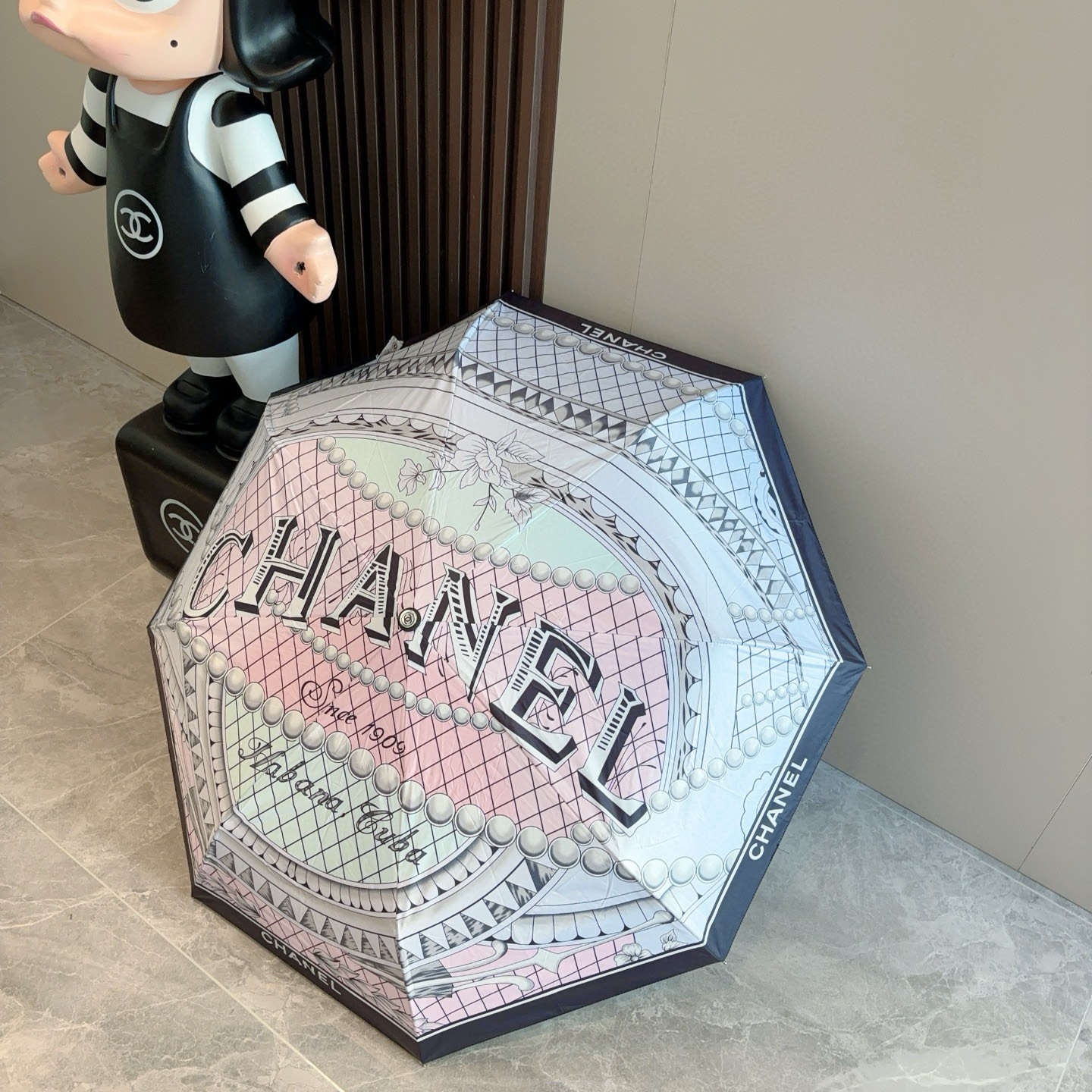  CHANEL（香奈儿）三折自动折叠晴雨伞 集合香奈儿灵魂LOGO为一体的设计风格高雅奢华 带在身上带来