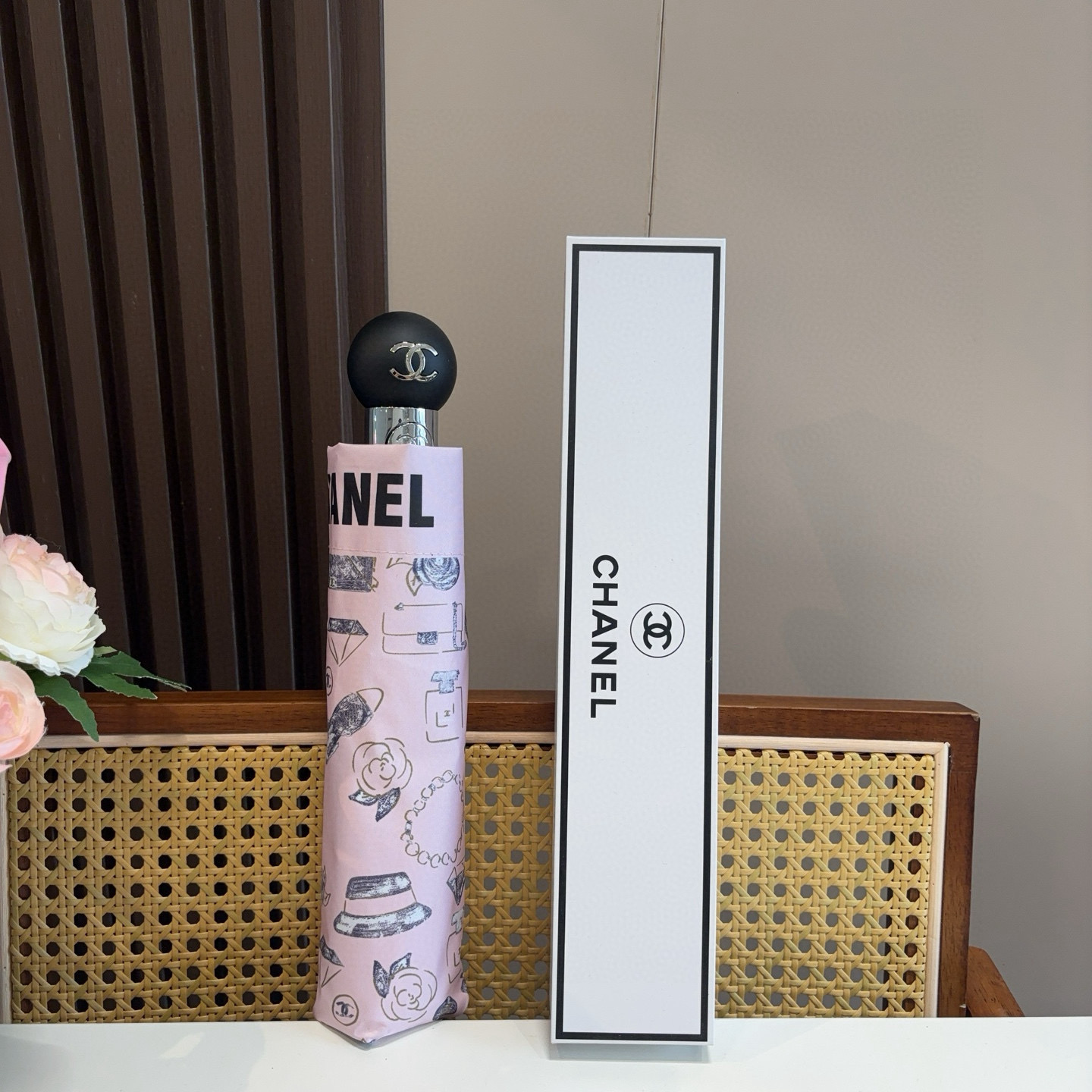  CHANEL（香奈儿）三折自动折叠晴雨伞 集合香奈儿灵魂LOGO为一体的设计风格高雅奢华 带在身上带来