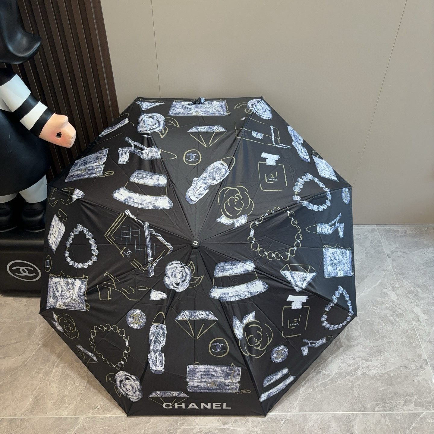  CHANEL（香奈儿）三折自动折叠晴雨伞 集合香奈儿灵魂LOGO为一体的设计风格高雅奢华 带在身上带来