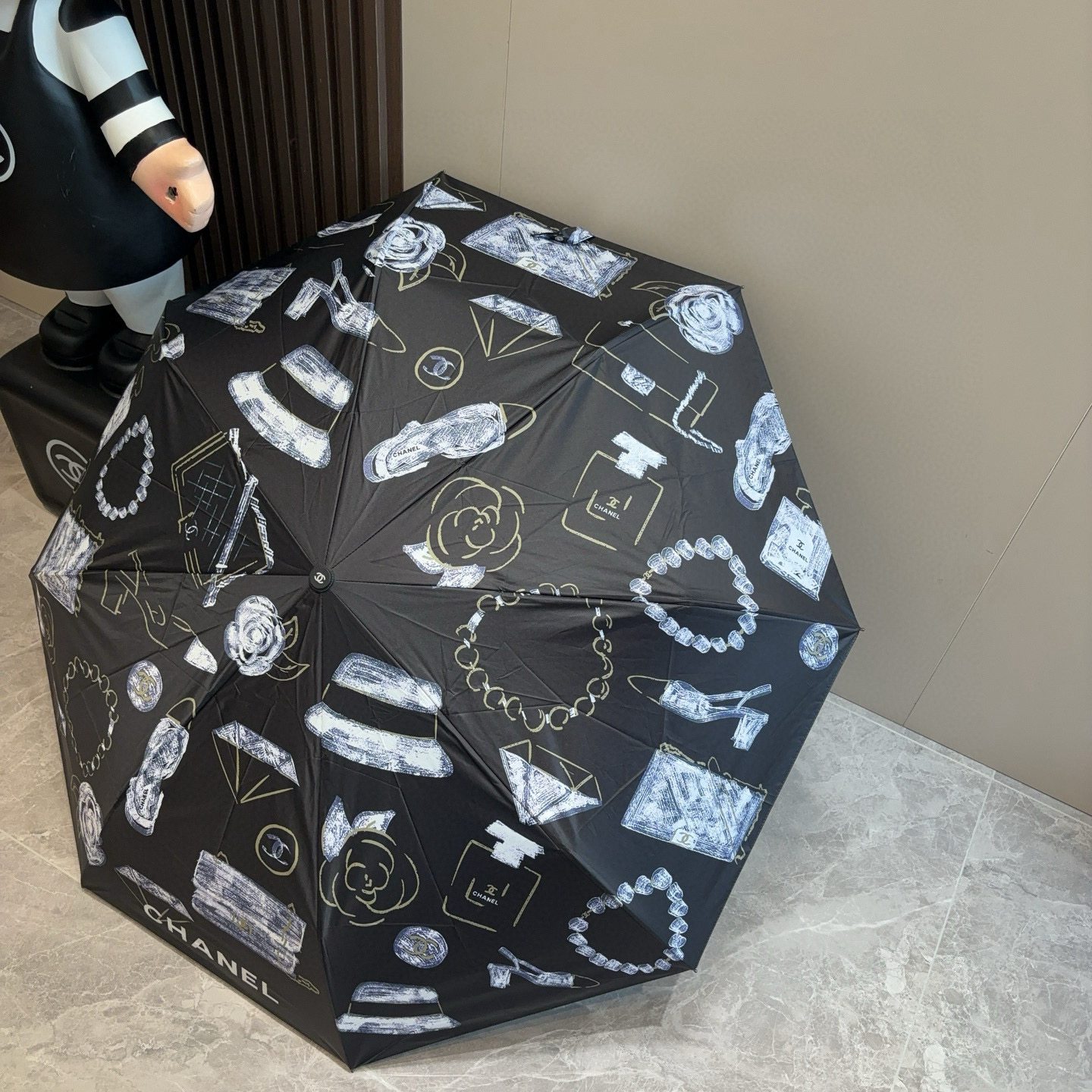  CHANEL（香奈儿）三折自动折叠晴雨伞 集合香奈儿灵魂LOGO为一体的设计风格高雅奢华 带在身上带来