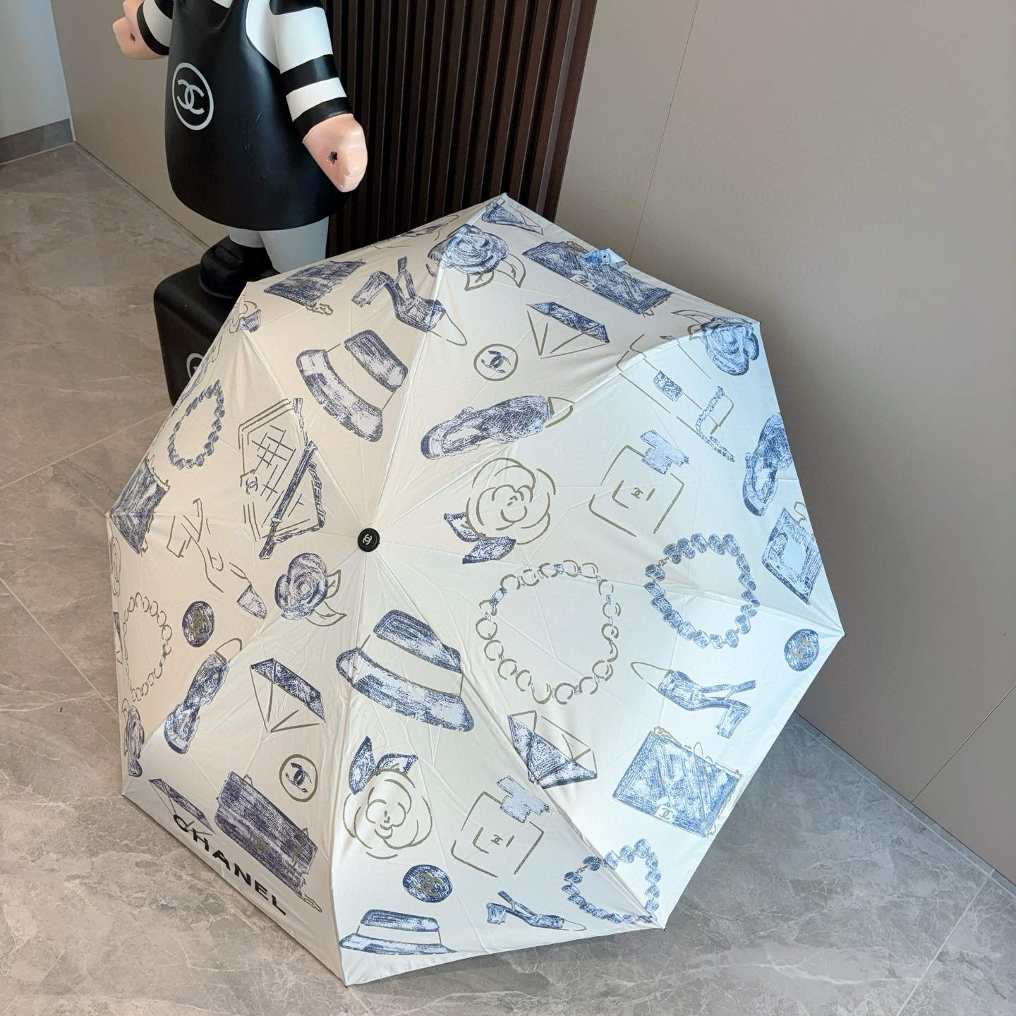  CHANEL（香奈儿）三折自动折叠晴雨伞 集合香奈儿灵魂LOGO为一体的设计风格高雅奢华 带在身上带来