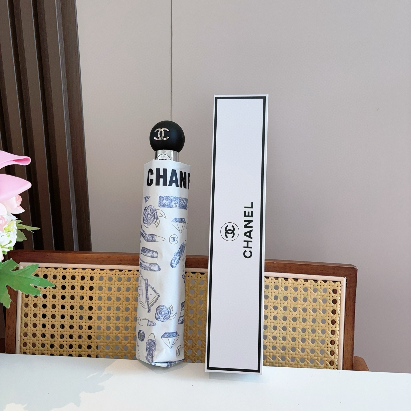  CHANEL（香奈儿）三折自动折叠晴雨伞 集合香奈儿灵魂LOGO为一体的设计风格高雅奢华 带在身上带来