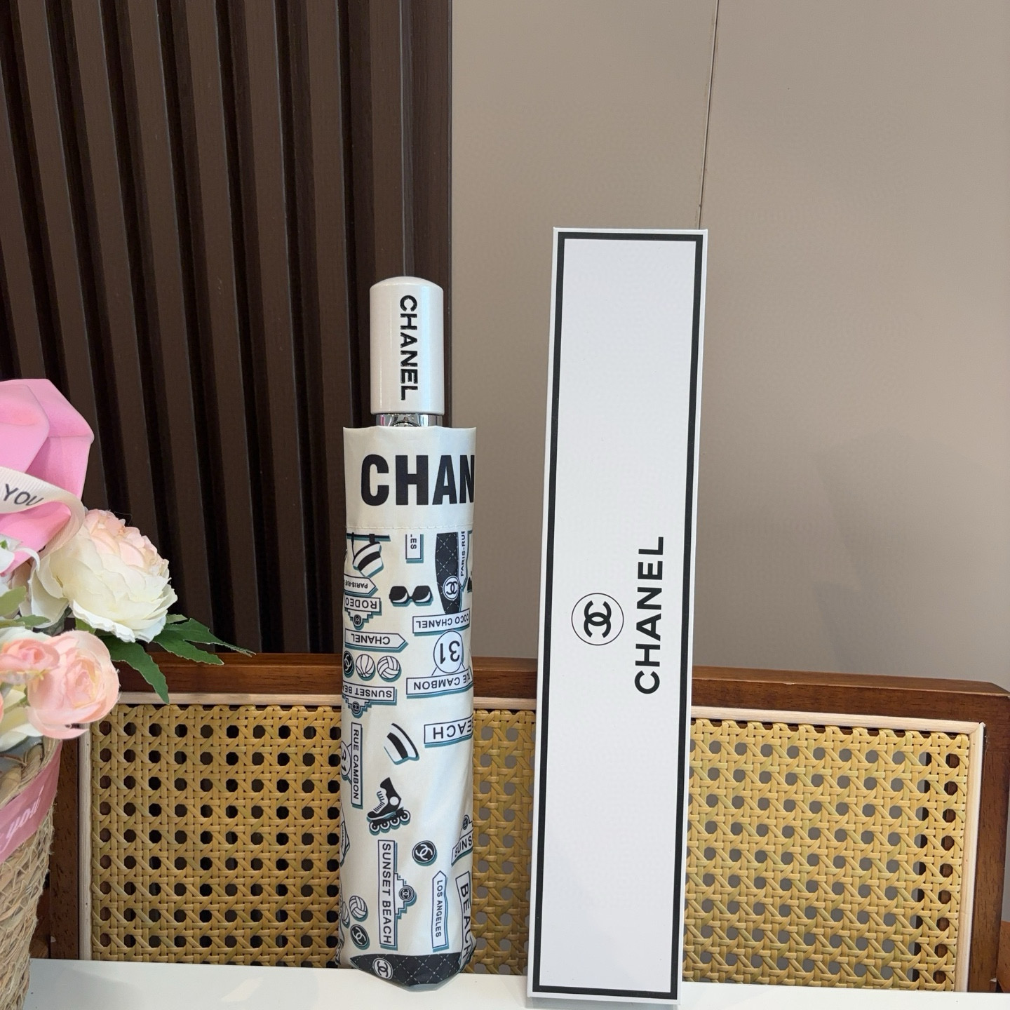 CHANEL（香奈儿）三折自动折叠晴雨伞 集合香奈儿灵魂LOGO为一体的设计风格高雅奢华 带在身上带来