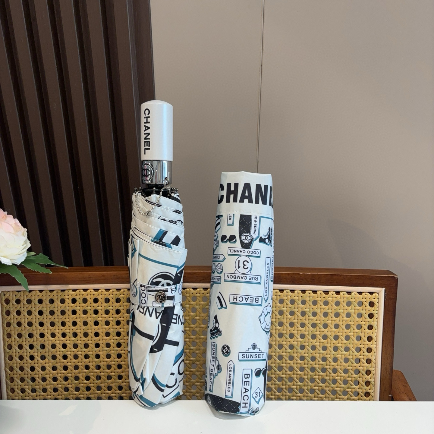  CHANEL（香奈儿）三折自动折叠晴雨伞 集合香奈儿灵魂LOGO为一体的设计风格高雅奢华 带在身上带来